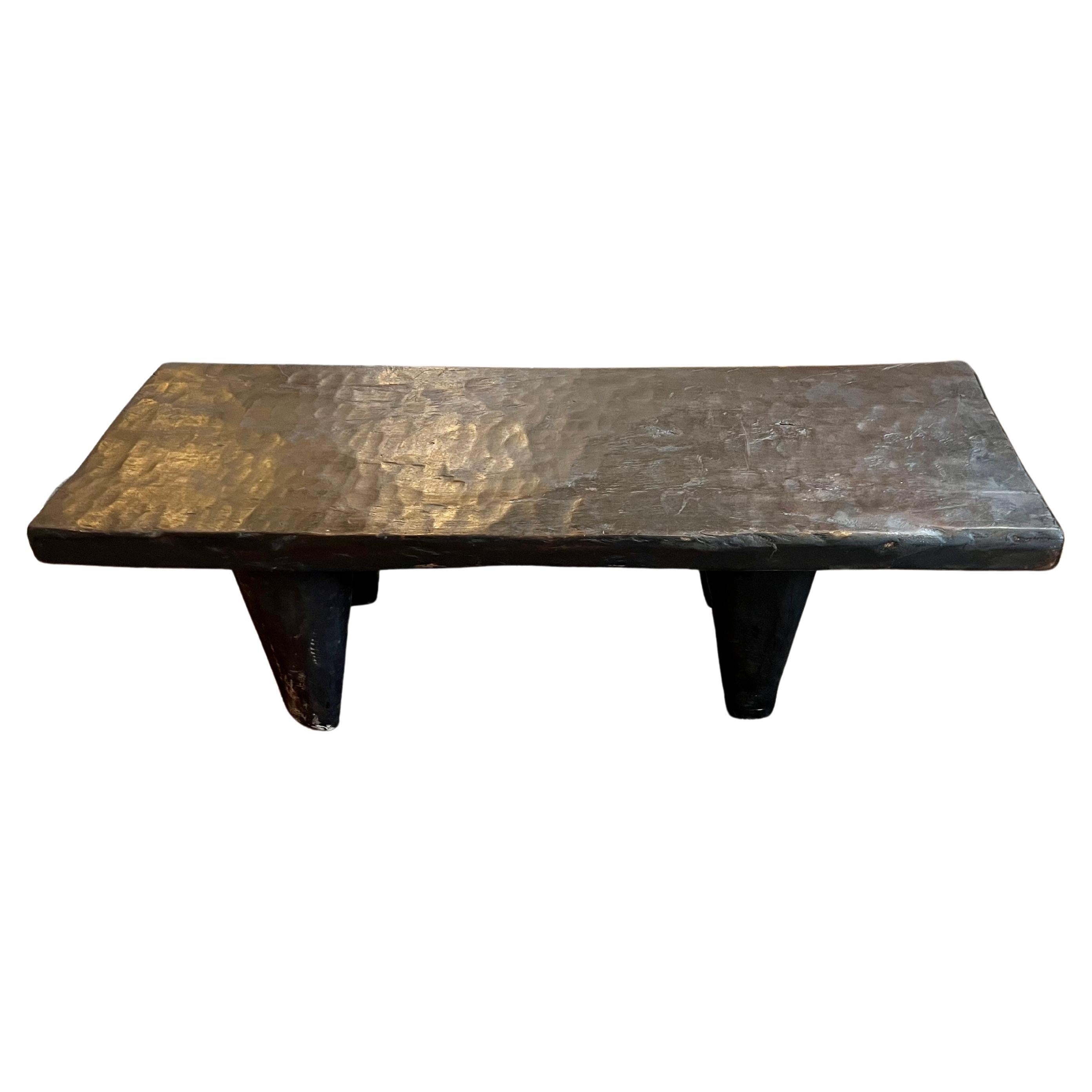 Une table basse ou un banc en bois sculpté à la main de la côte ivoire. en vente