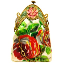 Handtasche mit handkoloriertem Zelluloidrahmen und Rosenmotiv aus Seide, französisch, 1920er Jahre