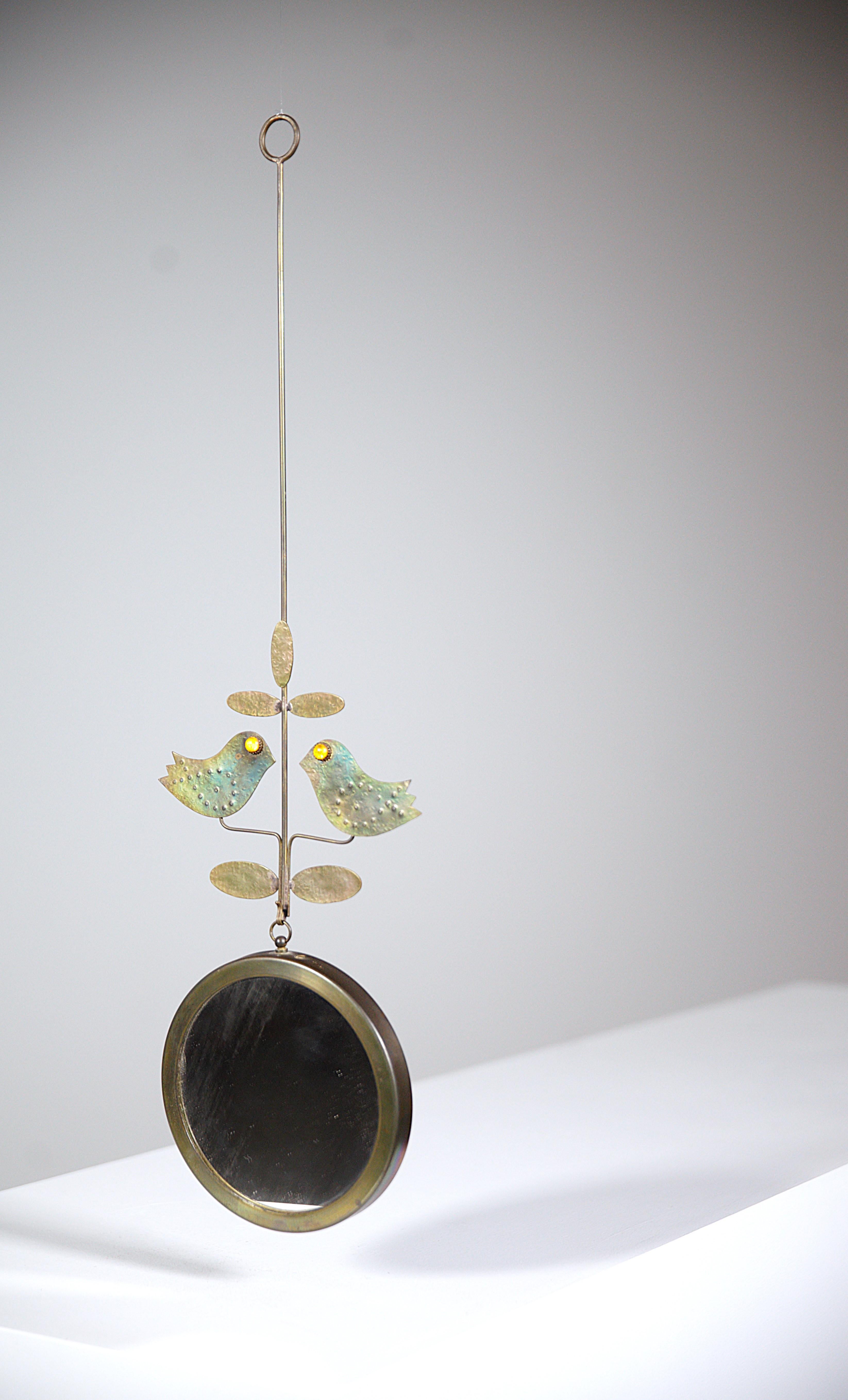 Espejo artesanal de Jean VINAY Bormes Les Mimosas Francia Años 60

Como una escultura delicada y poética. ( nota la delicadeza del trabajo del artista ).

En metal dorado e iridiscente ( el color del metal cambia según la posición del espejo ).

Los