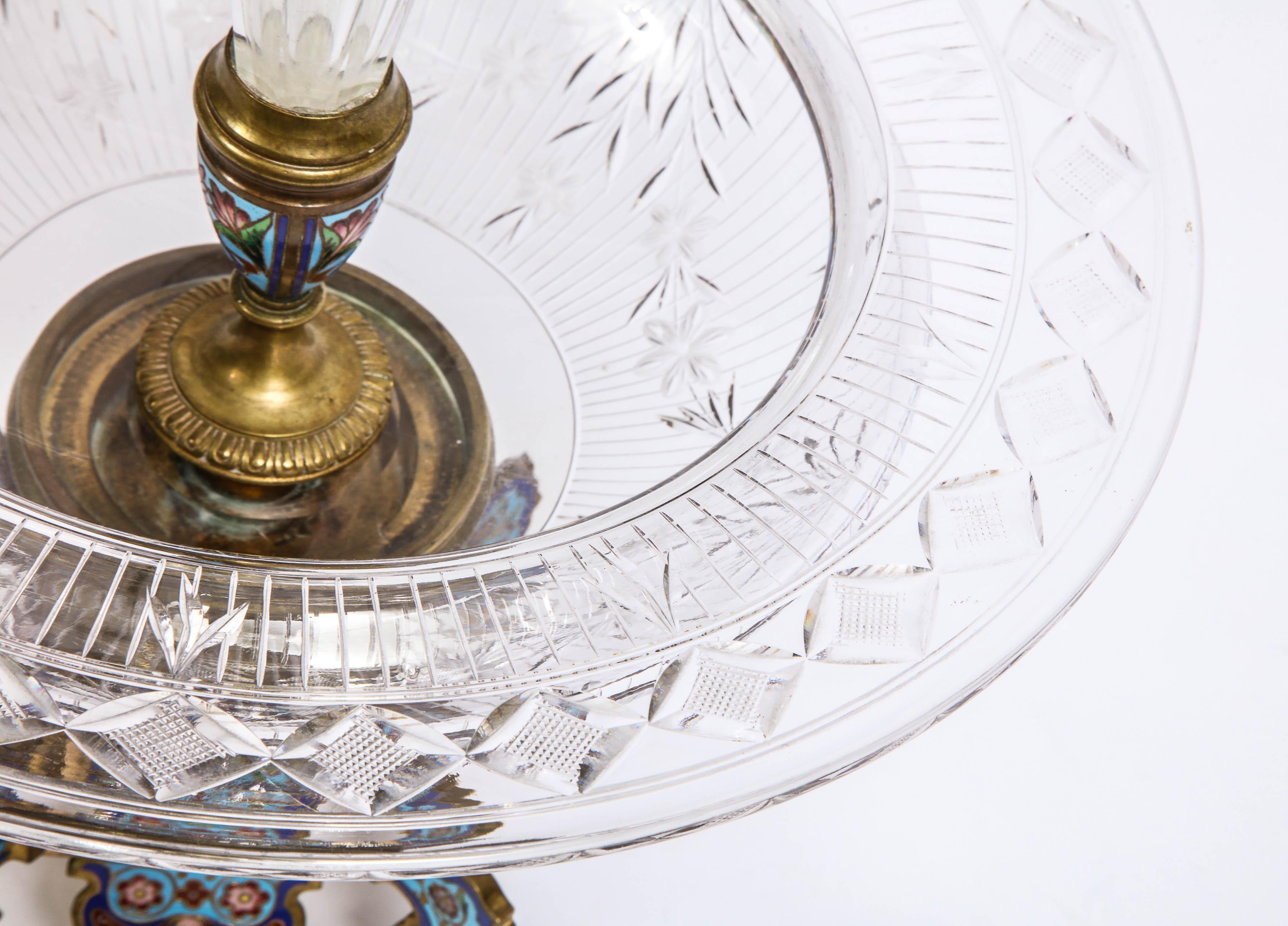 Centro de mesa/florero de Baccarat tallado a mano con diamantes y esmalte champleve firmado Tallado a mano en venta