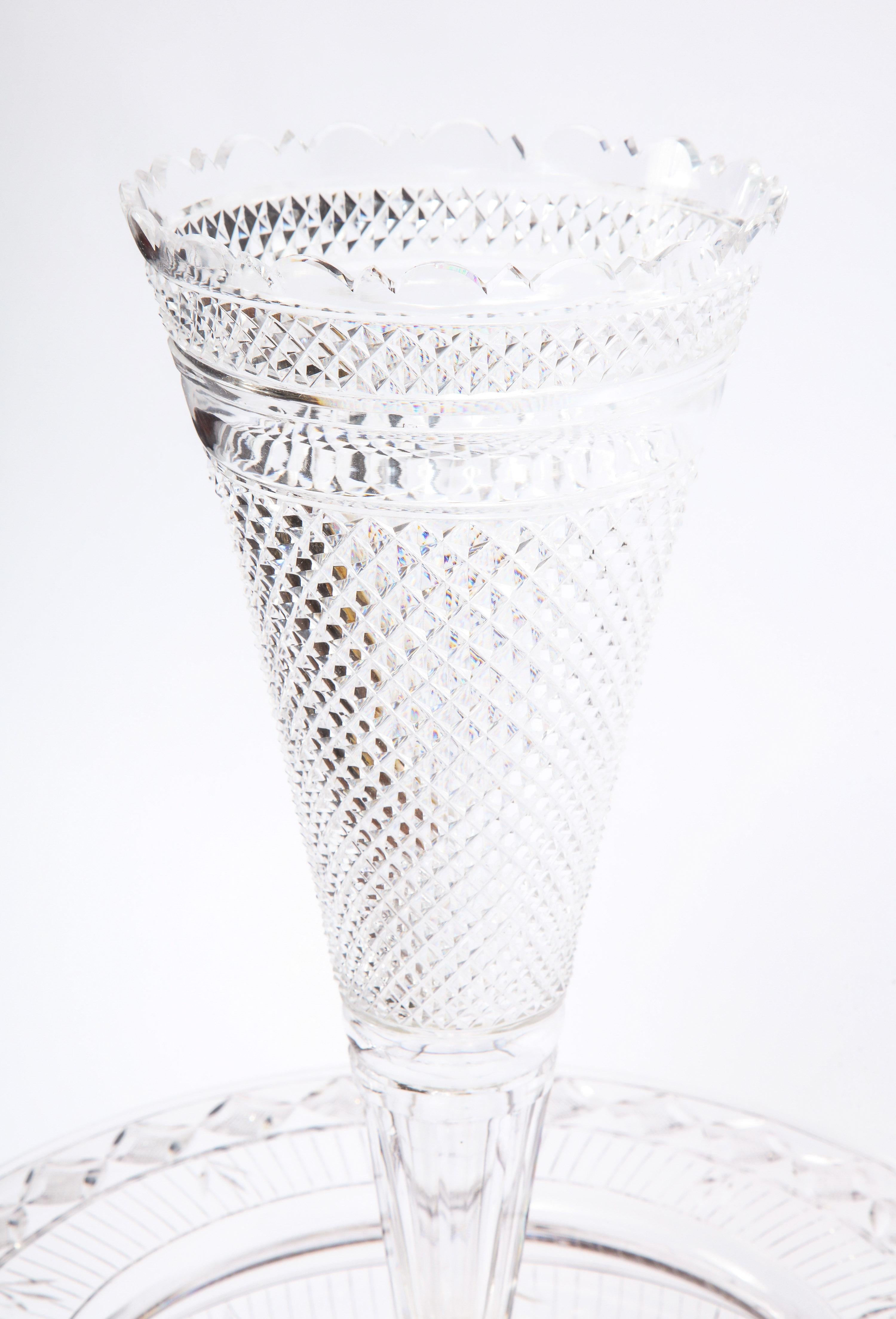 Centro de mesa/florero de Baccarat tallado a mano con diamantes y esmalte champleve firmado siglo XIX en venta
