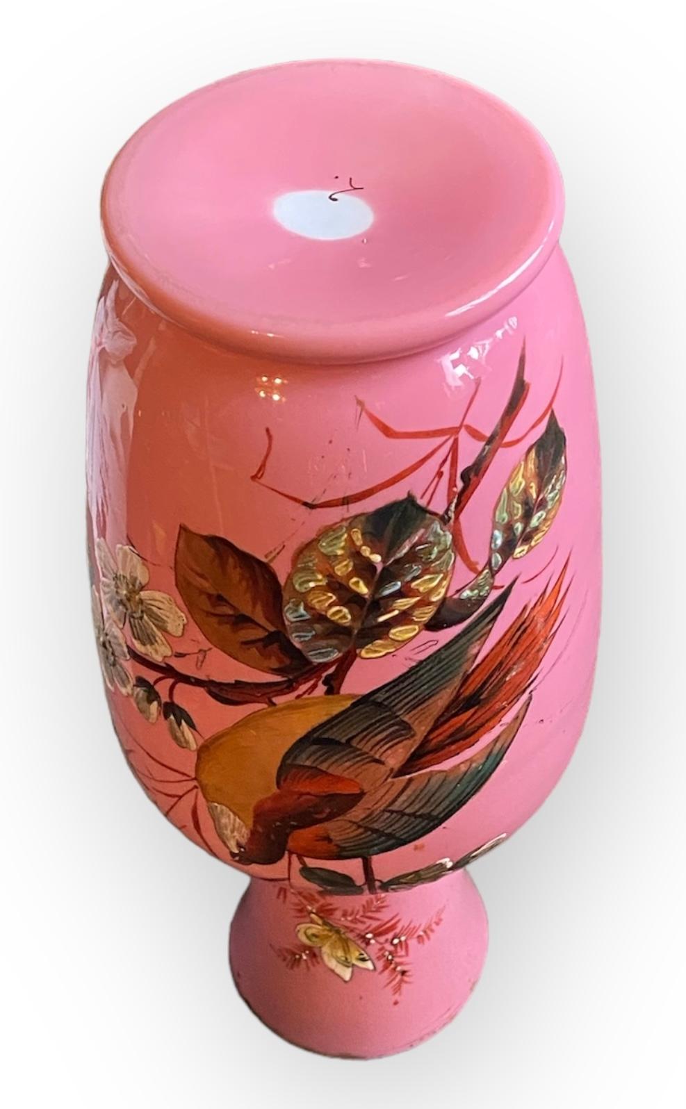 Vaso a forma di mantello in opalina rosa e bianco, smaltato a mano, attribuito a Harrach in vendita 3