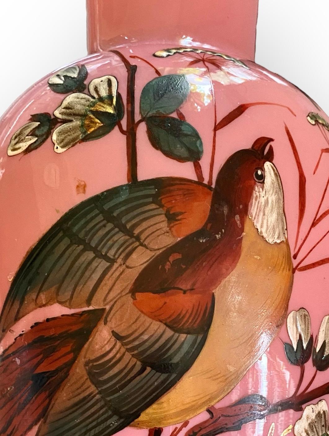 Vaso a forma di mantello in opalina rosa e bianco, smaltato a mano, attribuito a Harrach in vendita 4