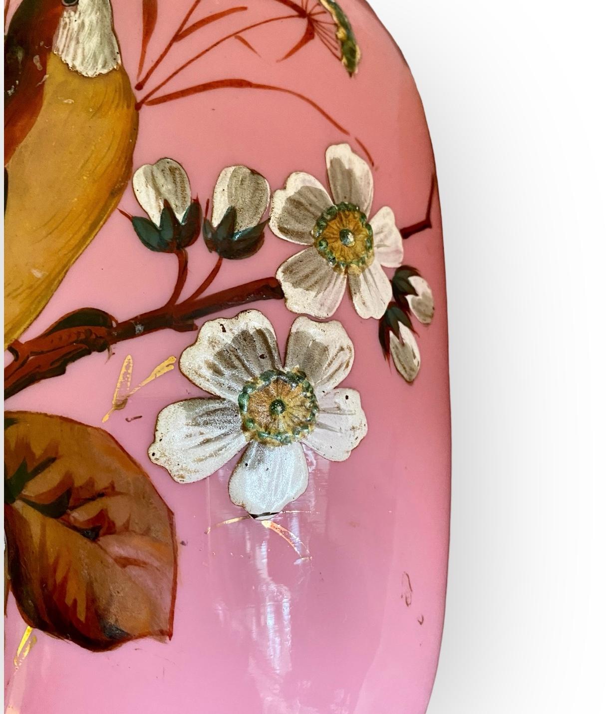Vaso a forma di mantello in opalina rosa e bianco, smaltato a mano, attribuito a Harrach in vendita 5