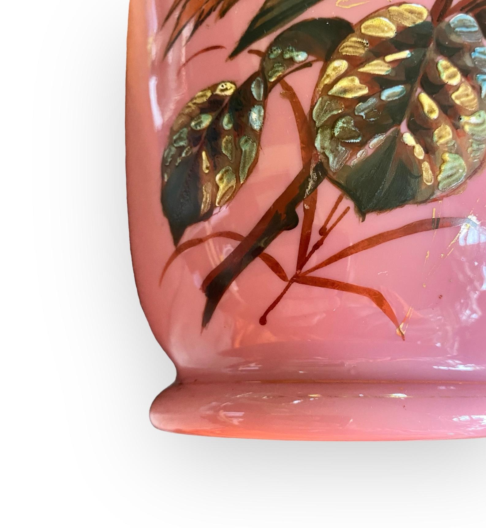Vaso a forma di mantello in opalina rosa e bianco, smaltato a mano, attribuito a Harrach in vendita 6
