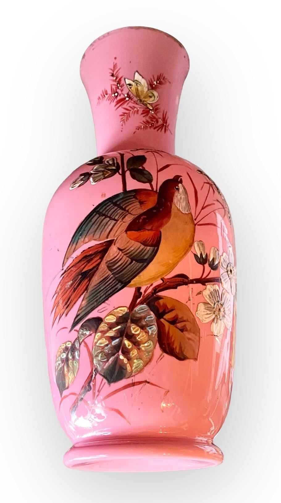 Vaso a forma di mantello in opalina rosa e bianco, smaltato a mano, attribuito a Harrach in vendita 7