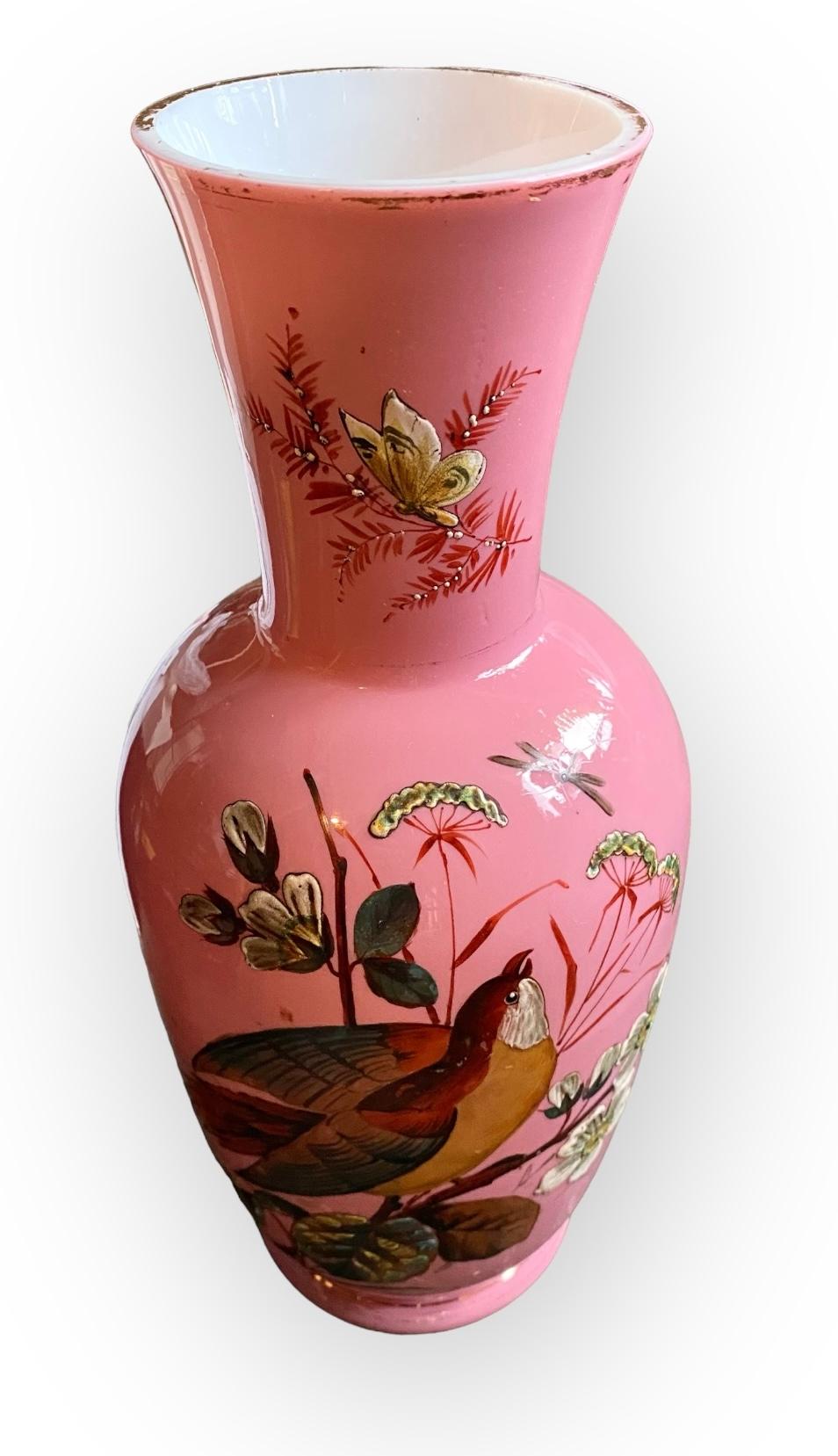 Vaso a forma di mantello in opalina rosa e bianco, smaltato a mano, attribuito a Harrach in vendita 8