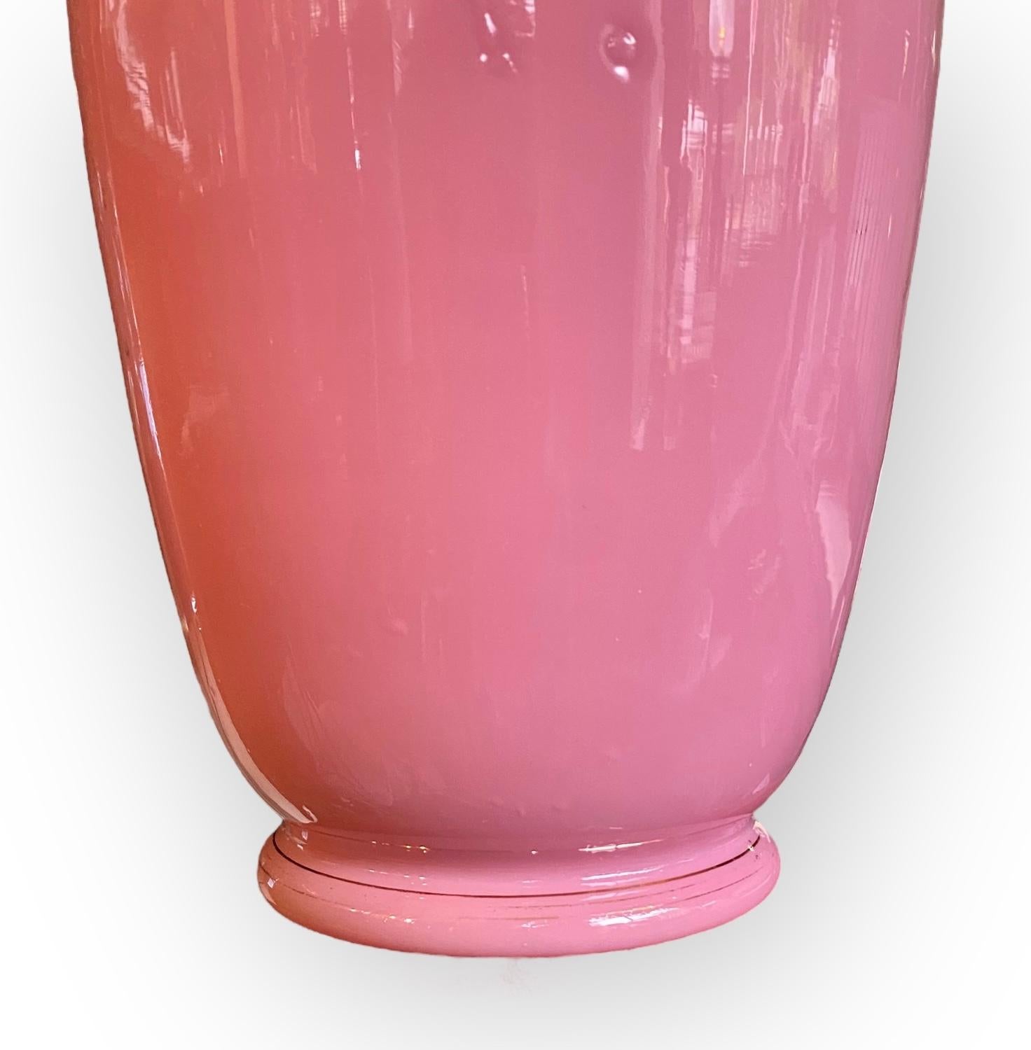 Vaso a forma di mantello in opalina rosa e bianco, smaltato a mano, attribuito a Harrach in vendita 9