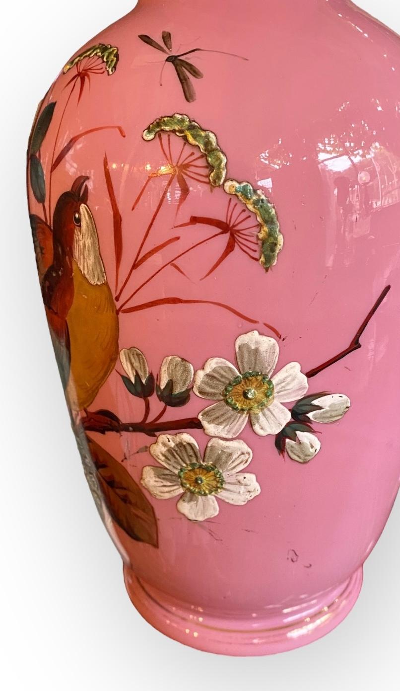 Bohémien Vaso a forma di mantello in opalina rosa e bianco, smaltato a mano, attribuito a Harrach in vendita