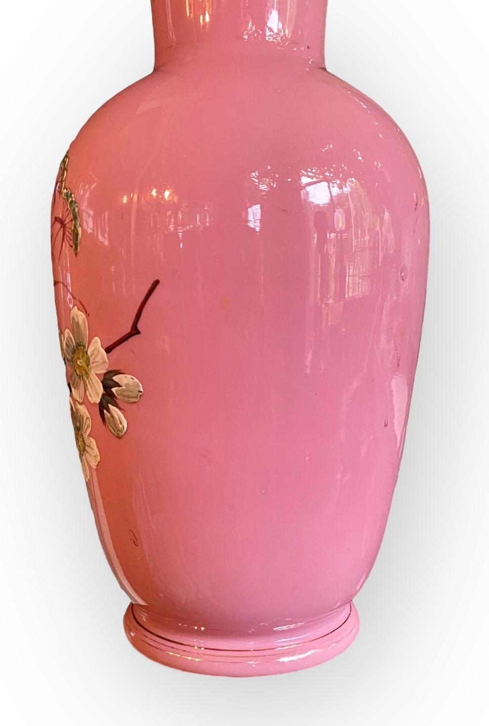 Ceco Vaso a forma di mantello in opalina rosa e bianco, smaltato a mano, attribuito a Harrach in vendita