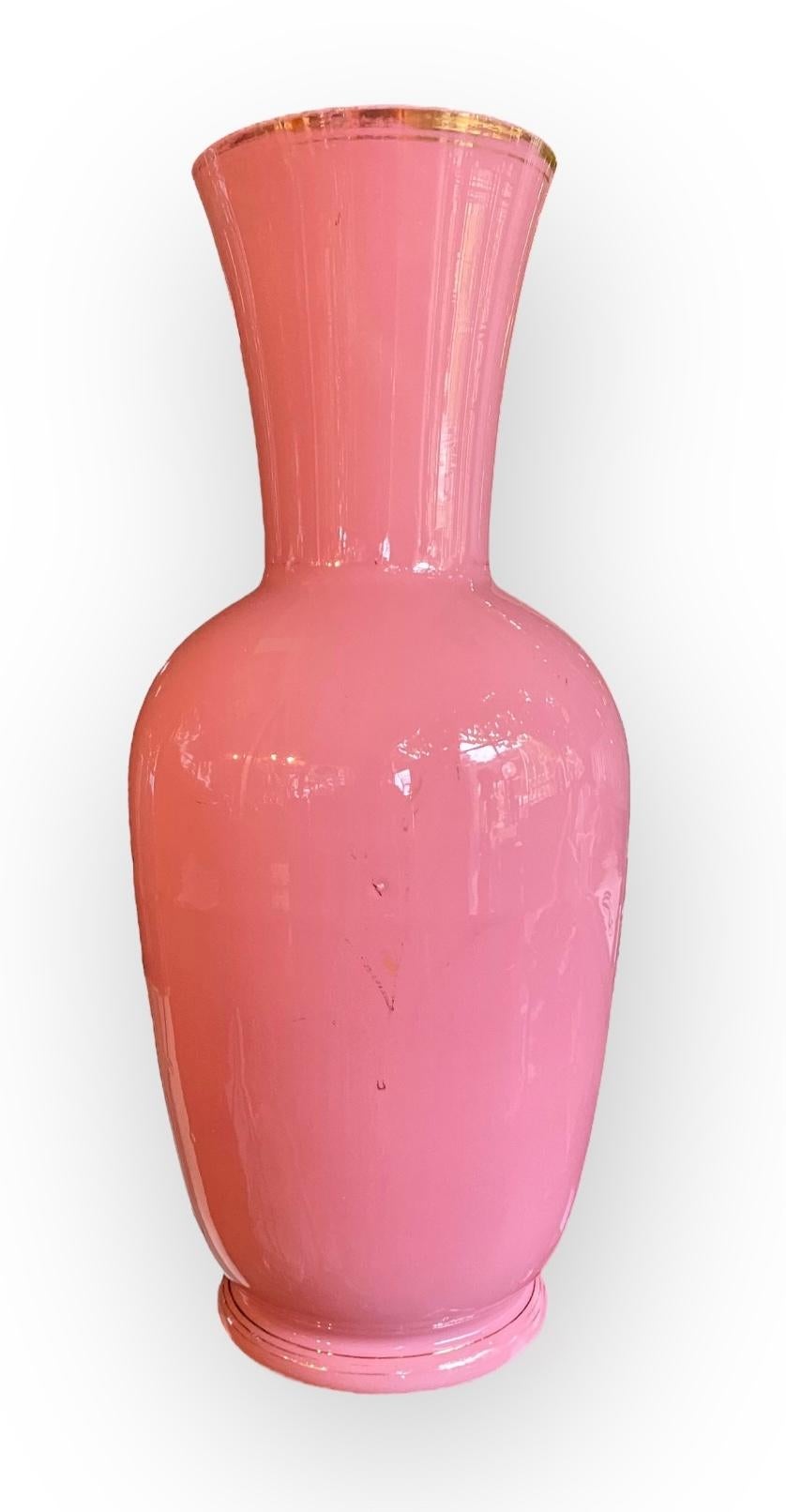 Dipinto a mano Vaso a forma di mantello in opalina rosa e bianco, smaltato a mano, attribuito a Harrach in vendita