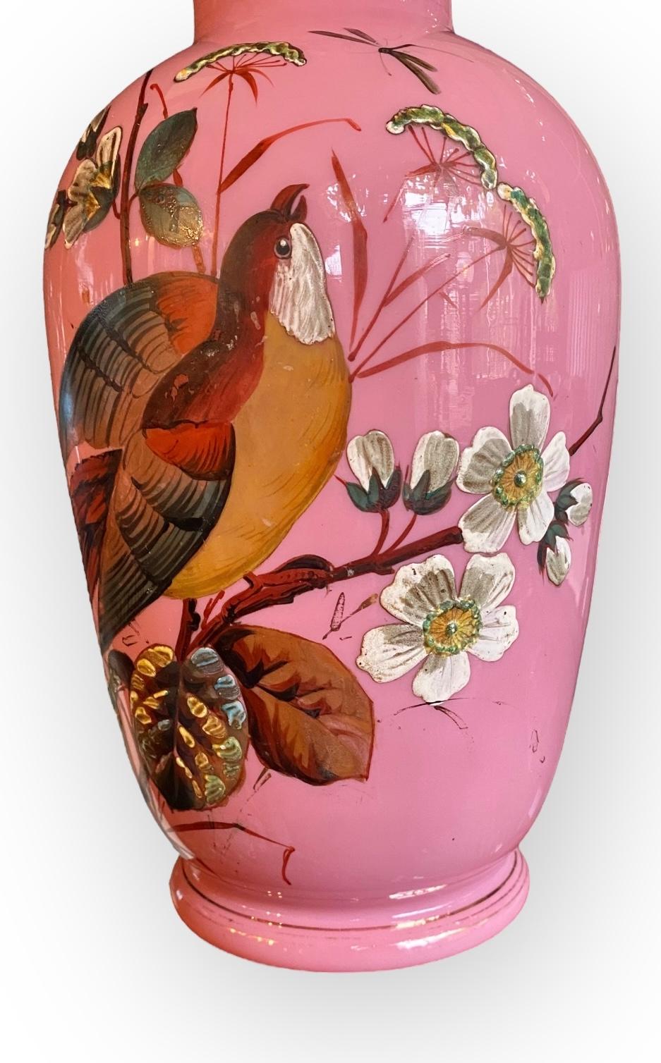 Vaso a forma di mantello in opalina rosa e bianco, smaltato a mano, attribuito a Harrach In condizioni buone in vendita a New Orleans, LA