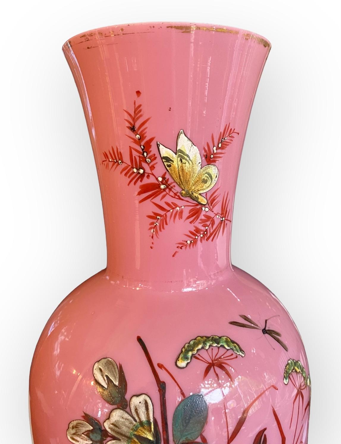 Fine XIX secolo Vaso a forma di mantello in opalina rosa e bianco, smaltato a mano, attribuito a Harrach in vendita