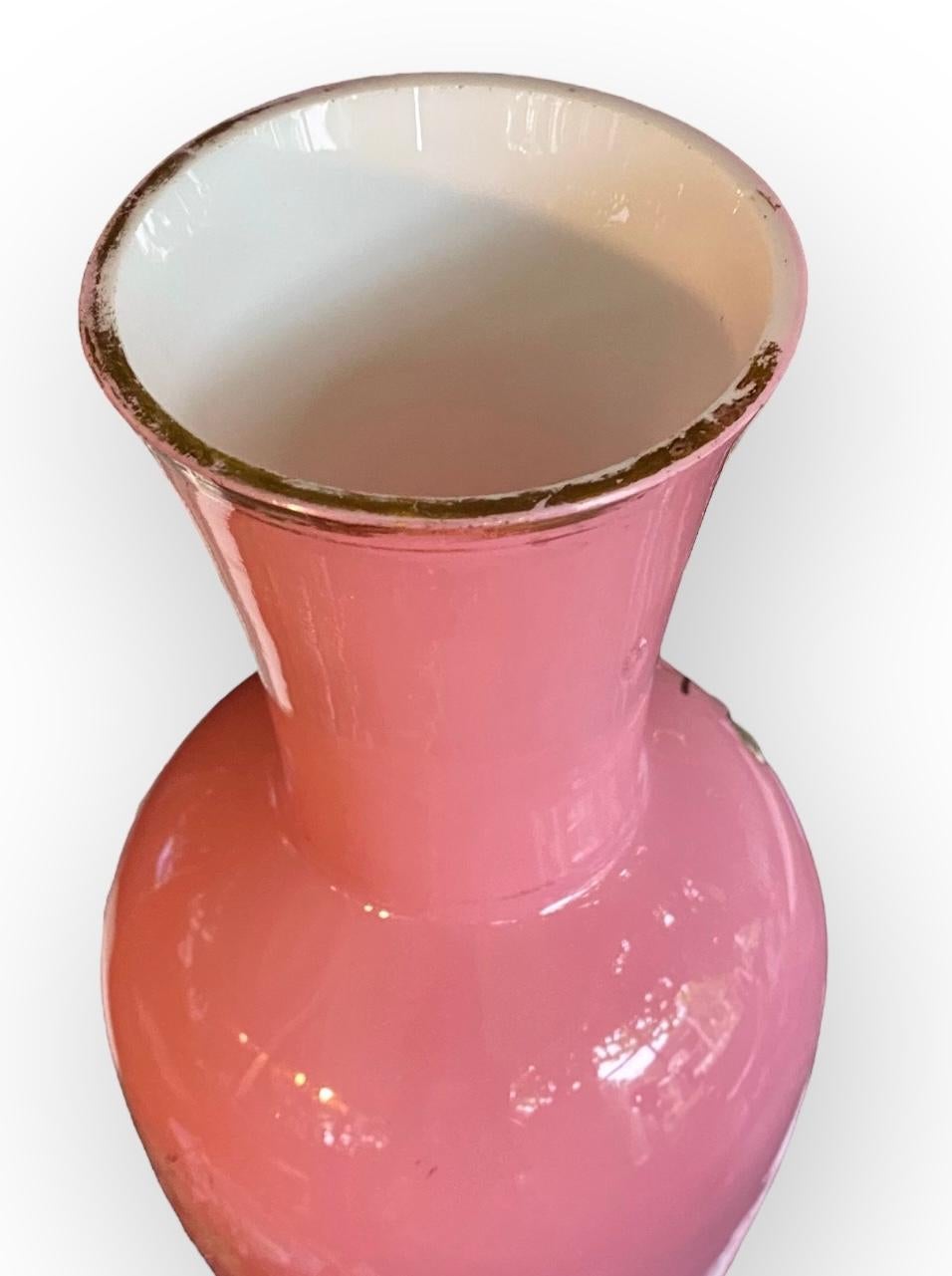 Smalto Vaso a forma di mantello in opalina rosa e bianco, smaltato a mano, attribuito a Harrach in vendita