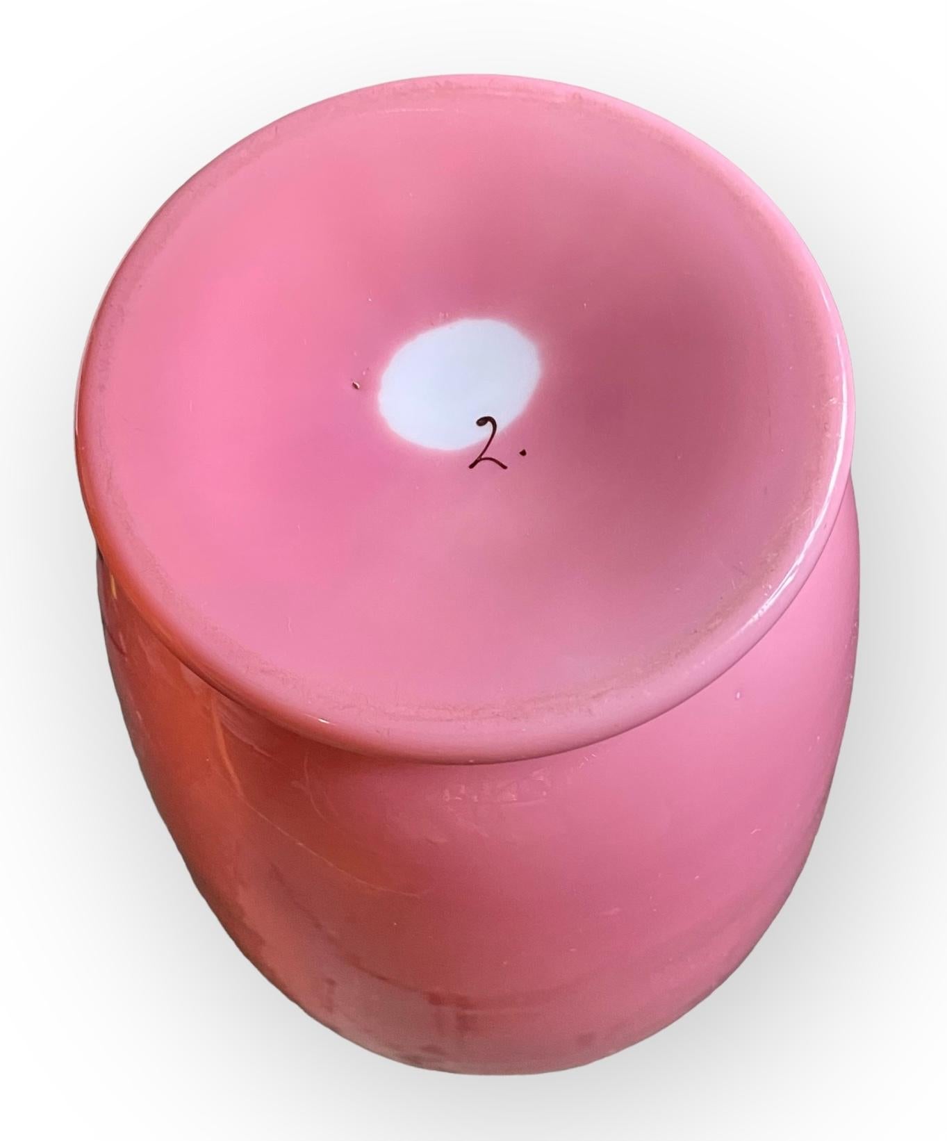 Vaso a forma di mantello in opalina rosa e bianco, smaltato a mano, attribuito a Harrach in vendita 1