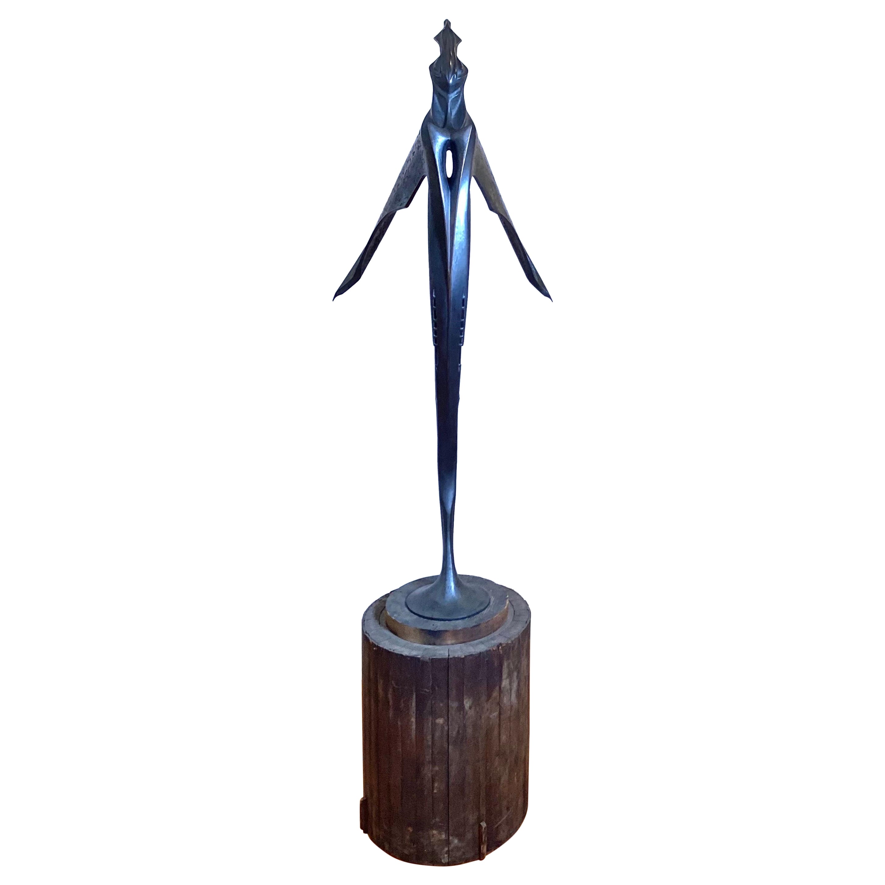 Une sculpture en bronze forgée à la main intitulée Ascension de Lawrence Welker IV