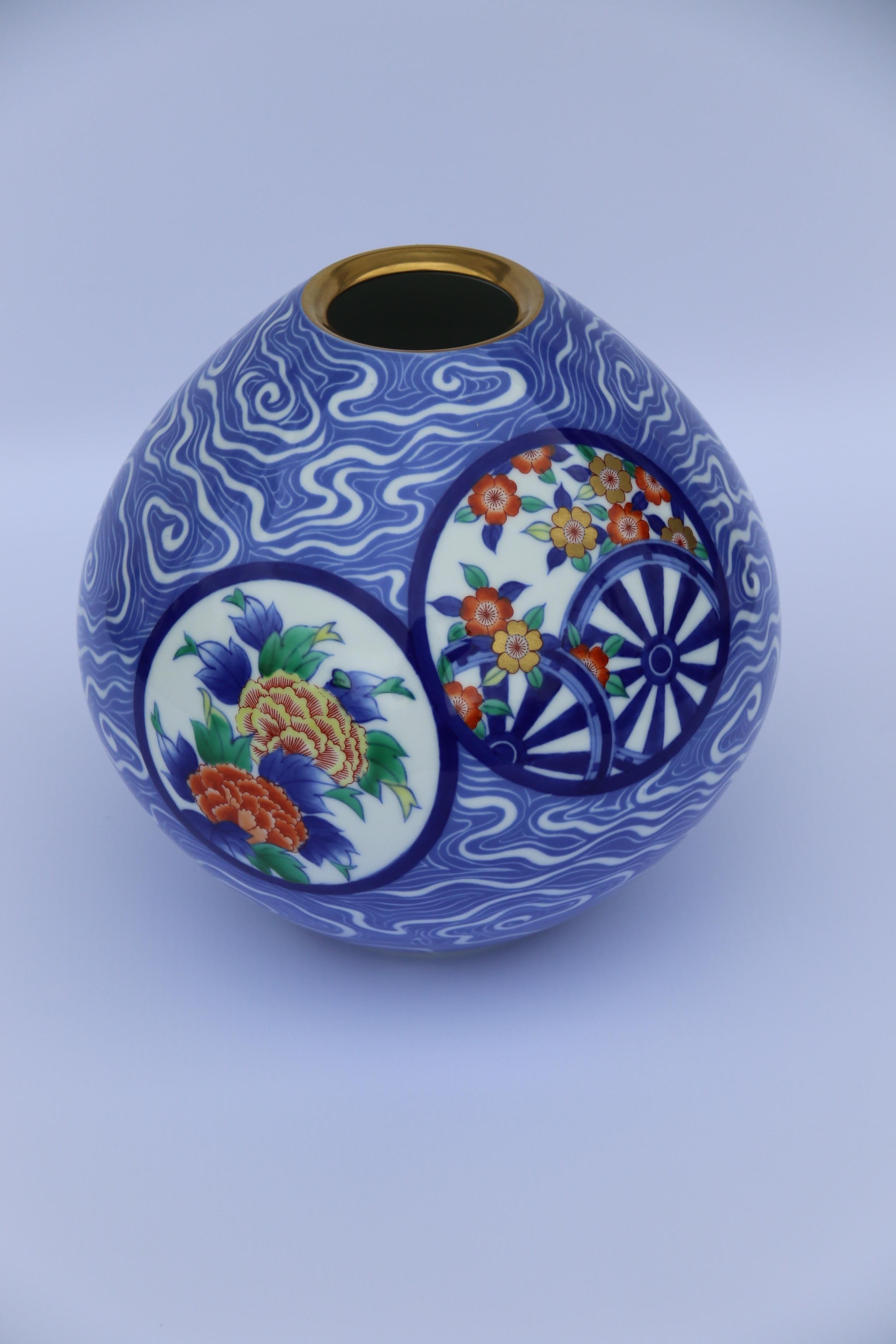 Dieses auffällige Exemplar aus der renommierten japanischen Porzellanmanufaktur Fukagawa ist traditionell von Hand dekoriert, hat aber ein zeitgenössisches Design, das die Zeit seiner Herstellung um 1940 widerspiegelt. Die schlichte, bauchige Form