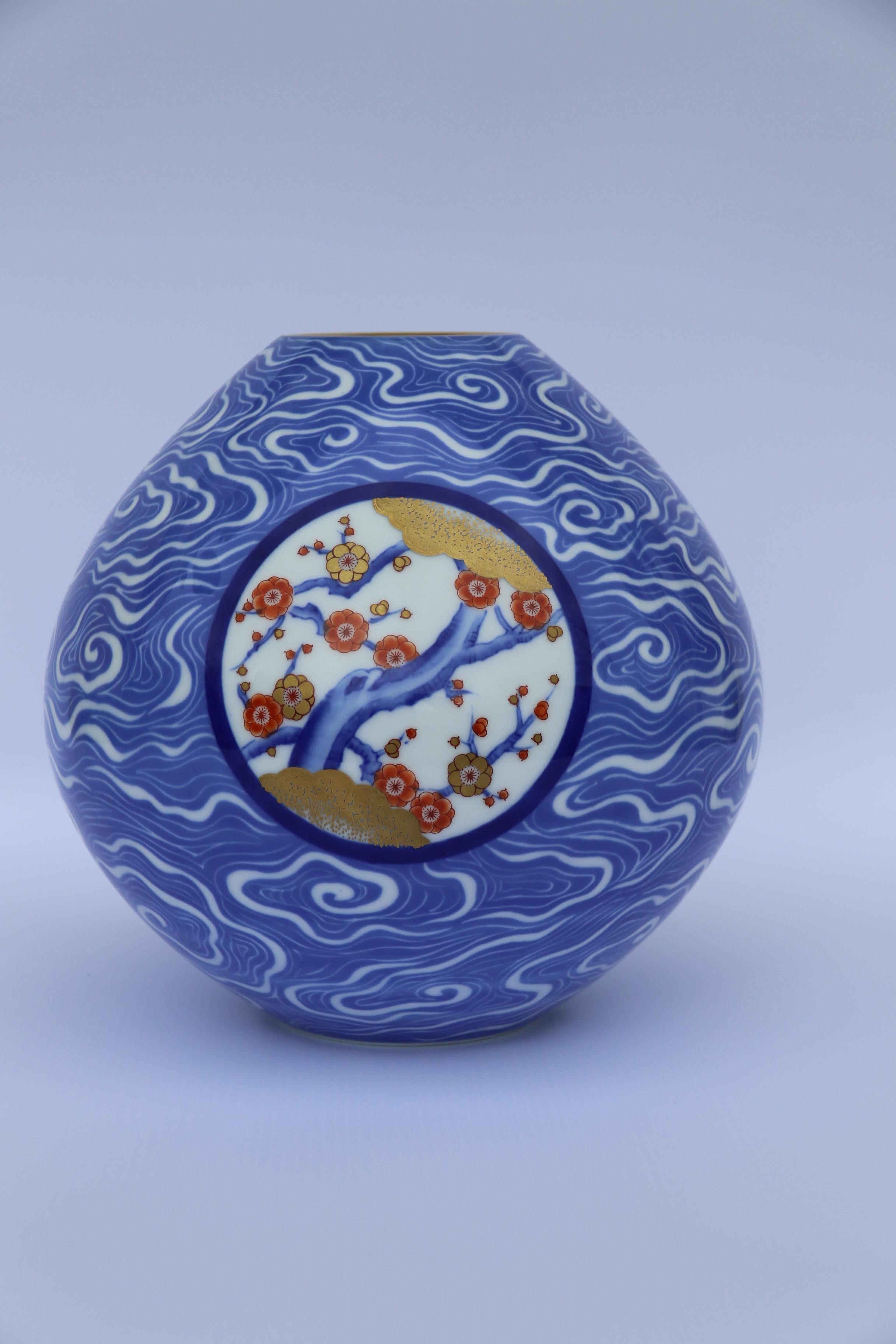 A hand painted Japanese porcelain vase from the Fukagawa factory circa 1930 In Good Condition For Sale In Central England, GB
