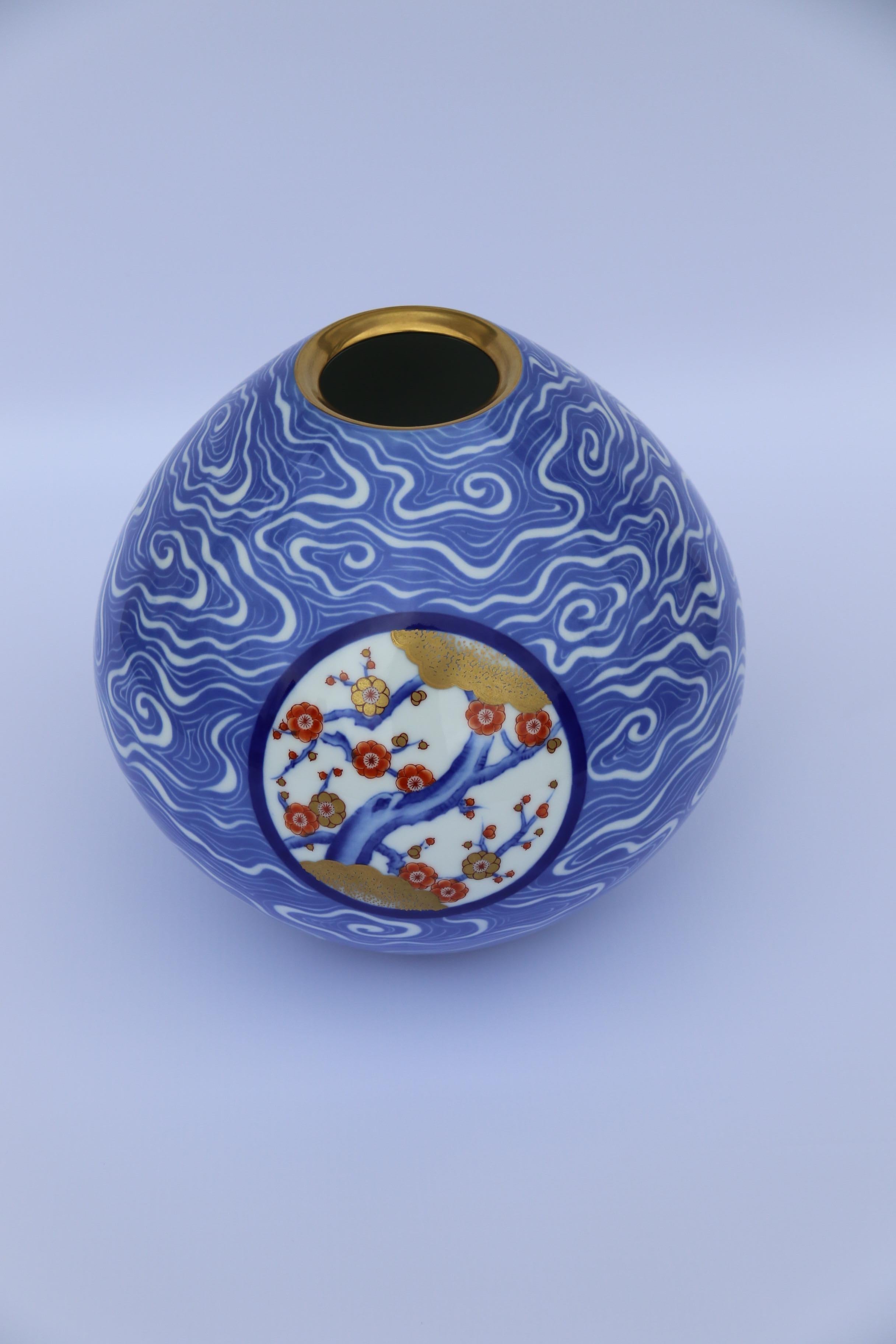 20th Century A hand painted Japanese porcelain vase from the Fukagawa factory circa 1930 For Sale