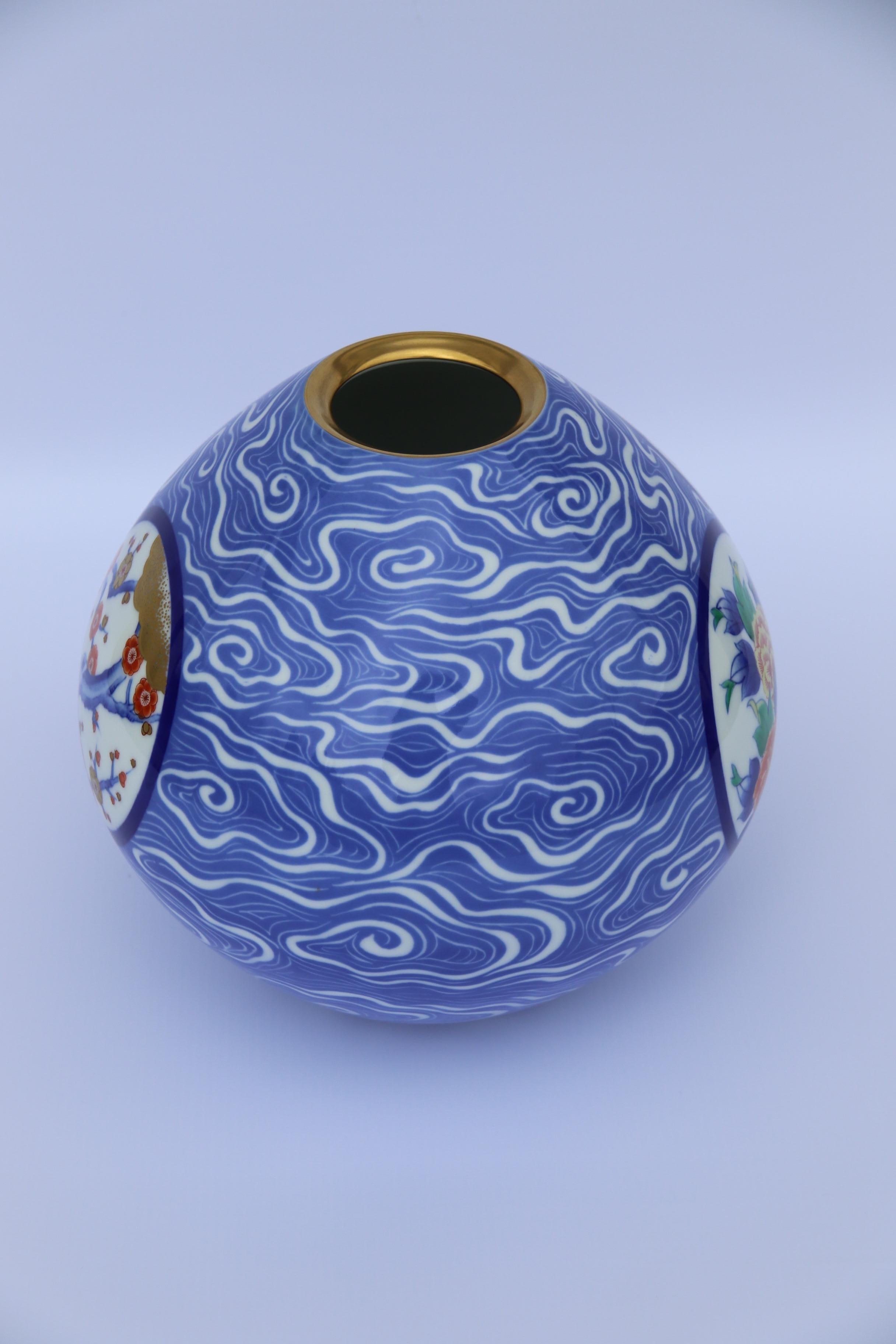 A hand painted Japanese porcelain vase from the Fukagawa factory circa 1930 For Sale 1