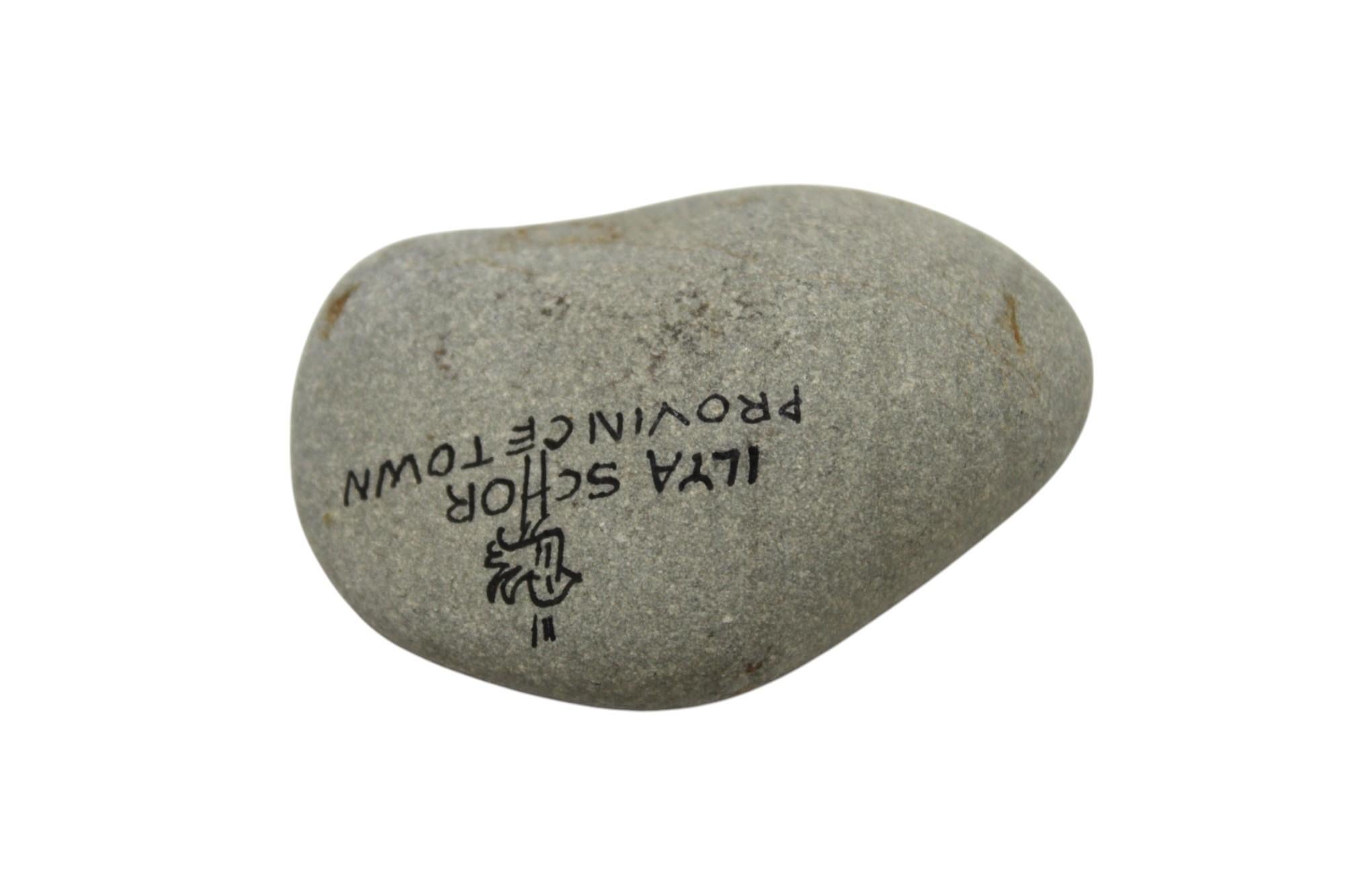 Dieser charmante und seltene handbemalte Stein des renommierten Künstlers Ilya Schor fängt eine heitere Hafenszene in Provincetown, Massachusetts, ein. Das direkt auf die glatte Oberfläche des Steins gemalte Miniaturkunstwerk zeigt Schors zarte