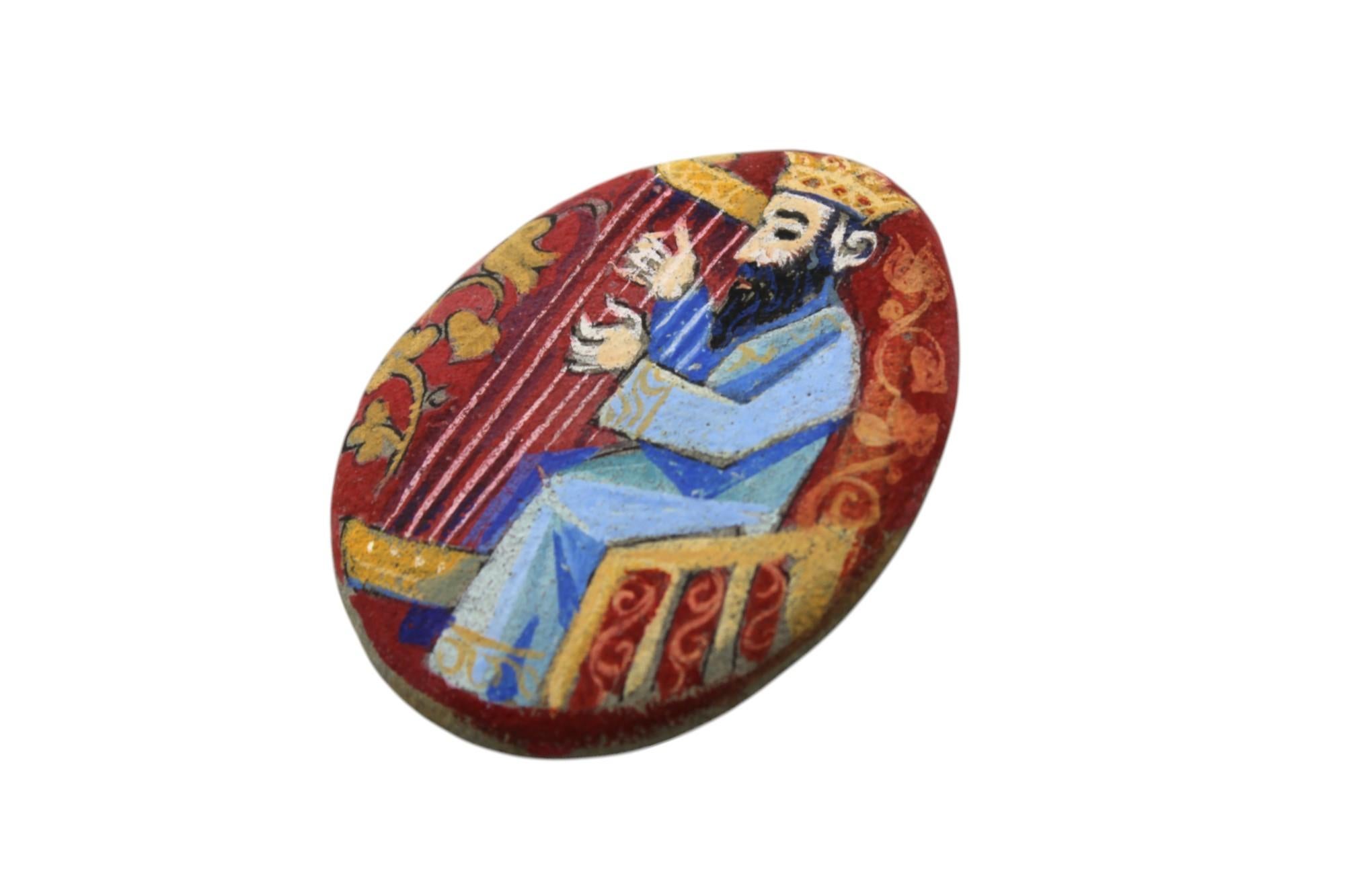 Dieser exquisite handbemalte Stein des bekannten Künstlers Ilya Schor, der in den 1950er Jahren in Provincetown, Massachusetts, geschaffen wurde, fängt die königliche und spirituelle Essenz von König David beim Harfespielen wunderschön ein.

Auf