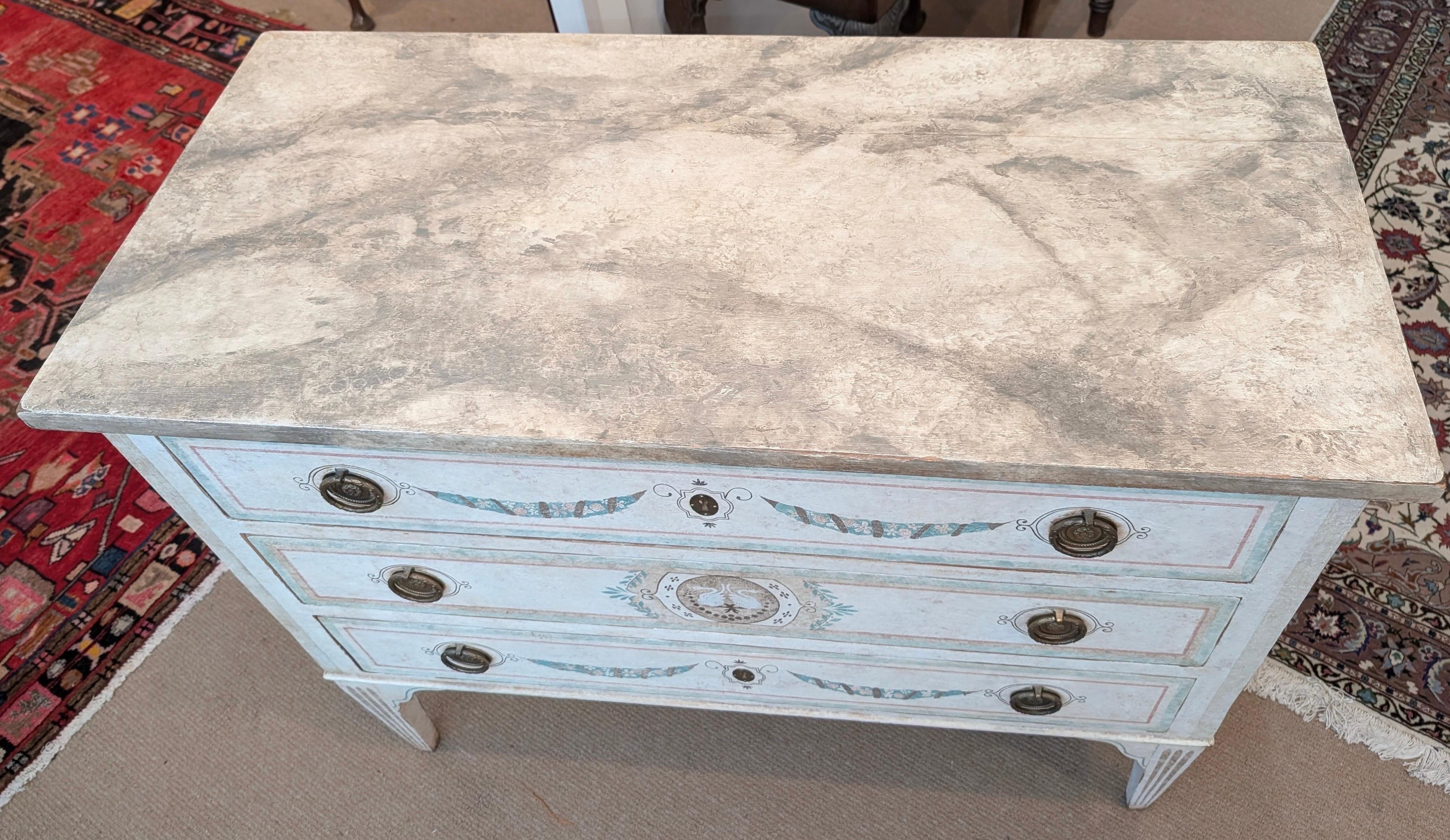 Legno Un mobile con motivo a cigno dipinto a mano di Nierman Weeks in vendita