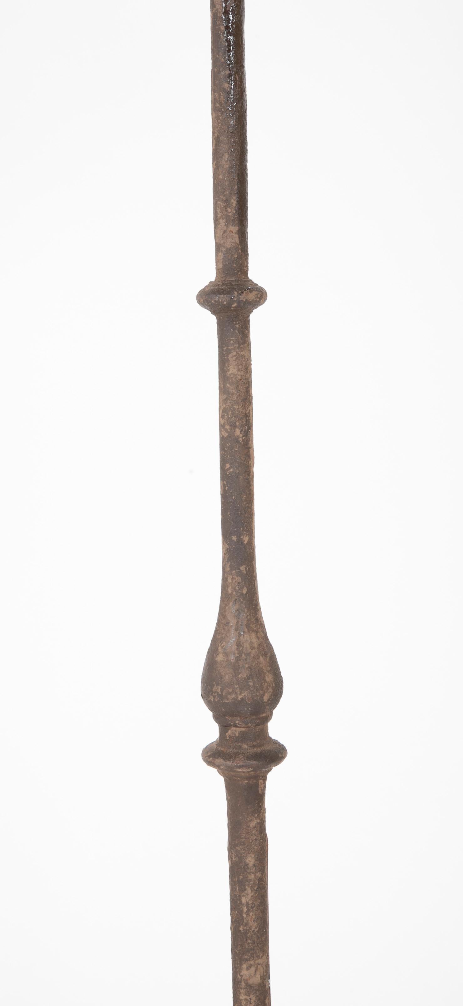 Baroque Bouton de seau en fer forgé à la main transformé en lampe avec bobèche crêpée en vente