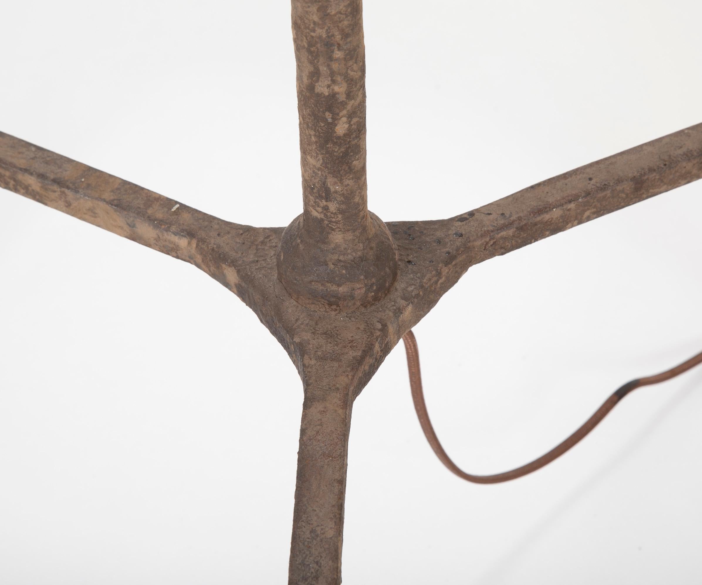 XIXe siècle Bouton de seau en fer forgé à la main transformé en lampe avec bobèche crêpée en vente