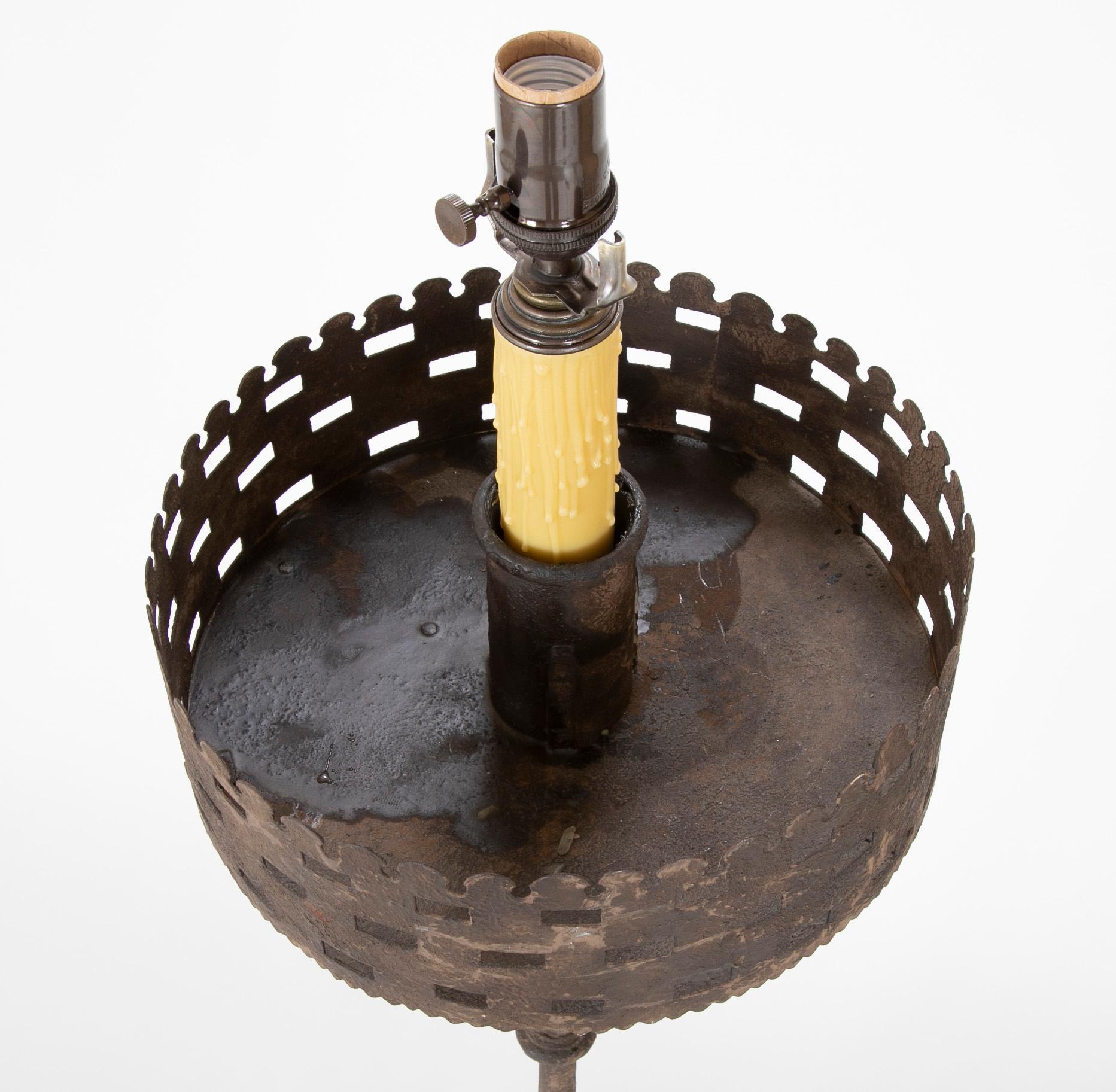 Bouton de seau en fer forgé à la main transformé en lampe avec bobèche crêpée en vente 2