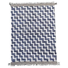 Ein handgefertigter Morrocan Beni Ourain Berberteppich mit blauem und weißem gestuften Design.