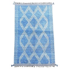 Un Beni Ourain fatto a mano in stile marocchino con motivo a rombi e linee su sfondo blu