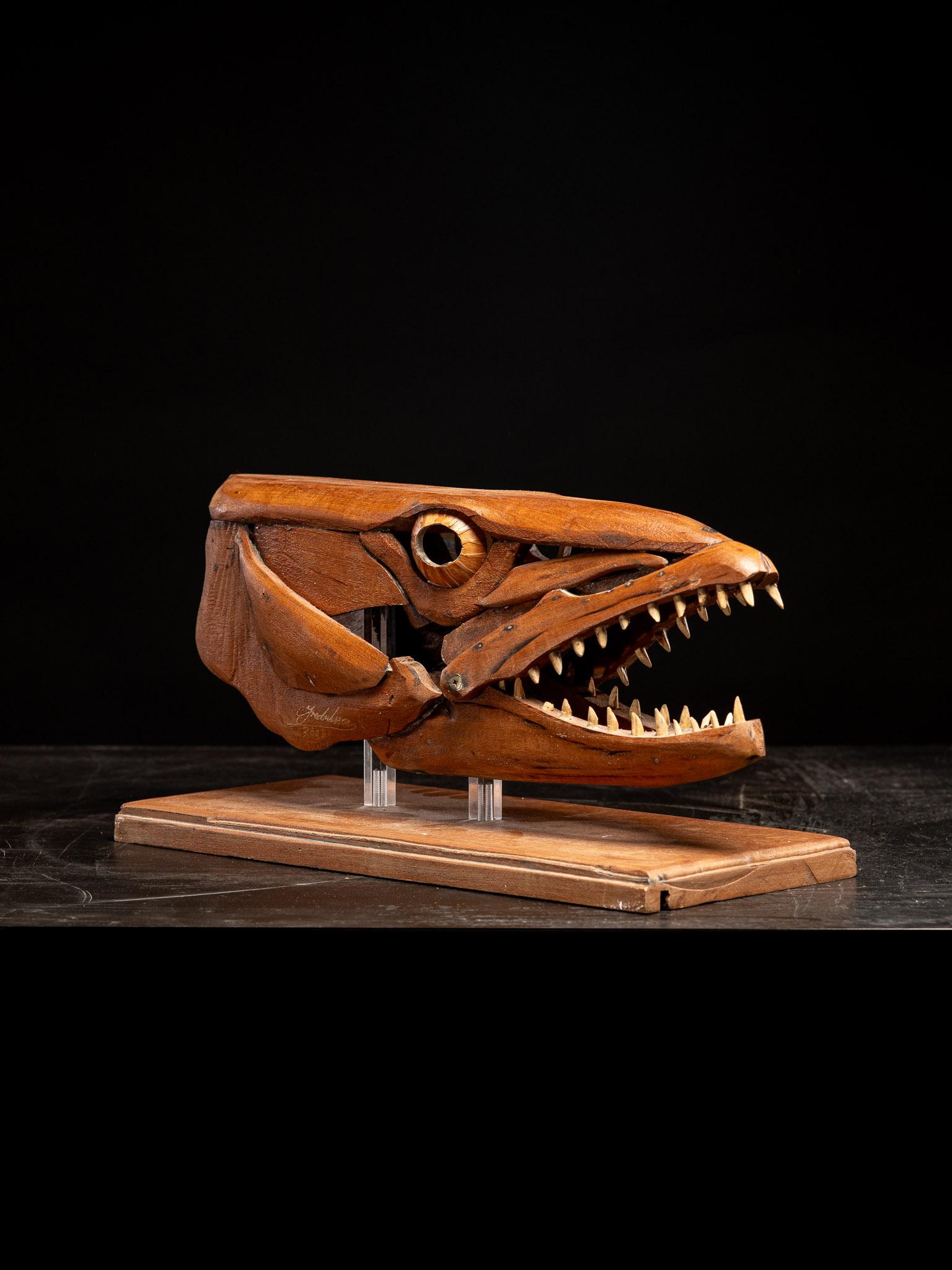 Intagliato a mano Una scultura in legno fatta a mano, studio di una testa di Barracuda con bocca aperta in vendita