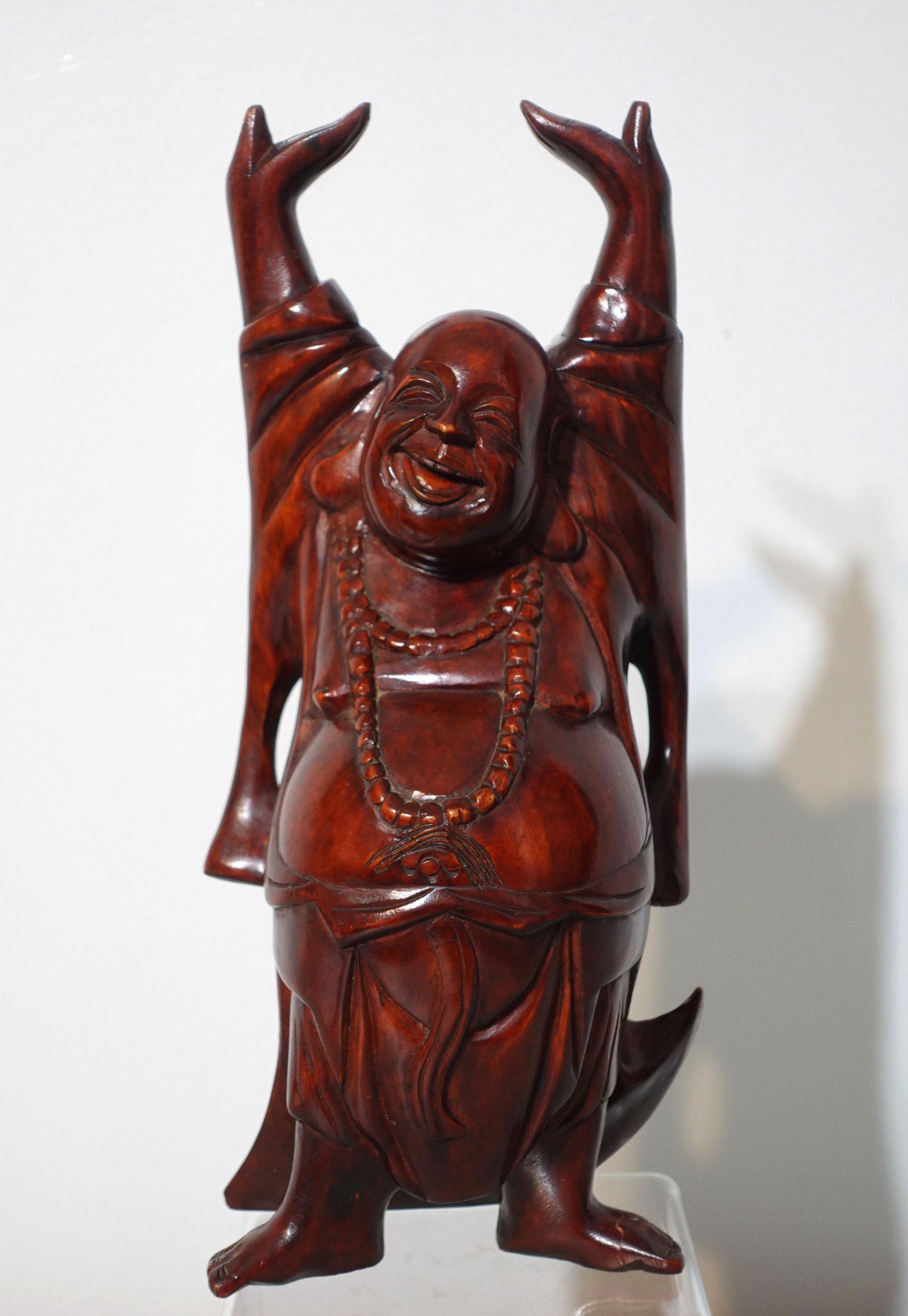 Un Bouddha heureux en bois sculpté, très heureux.