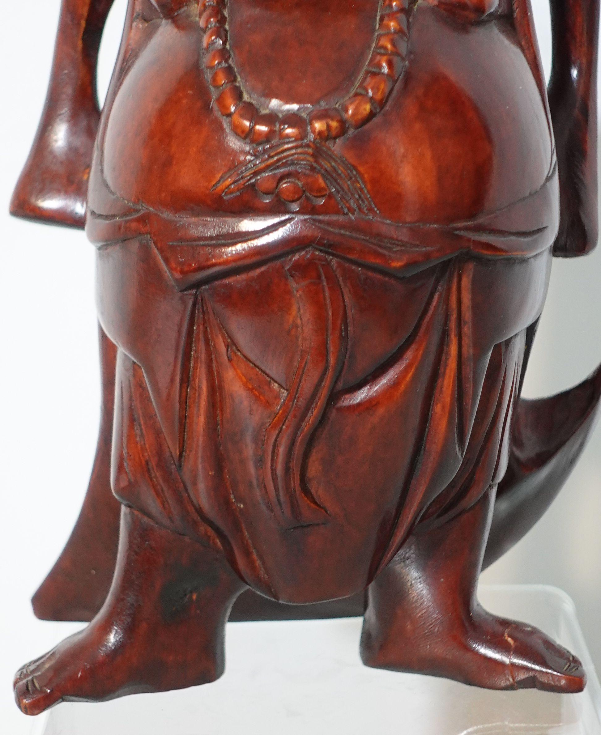 Sculpté à la main Bouddha heureux en bois sculpté avec les mains levées  en vente