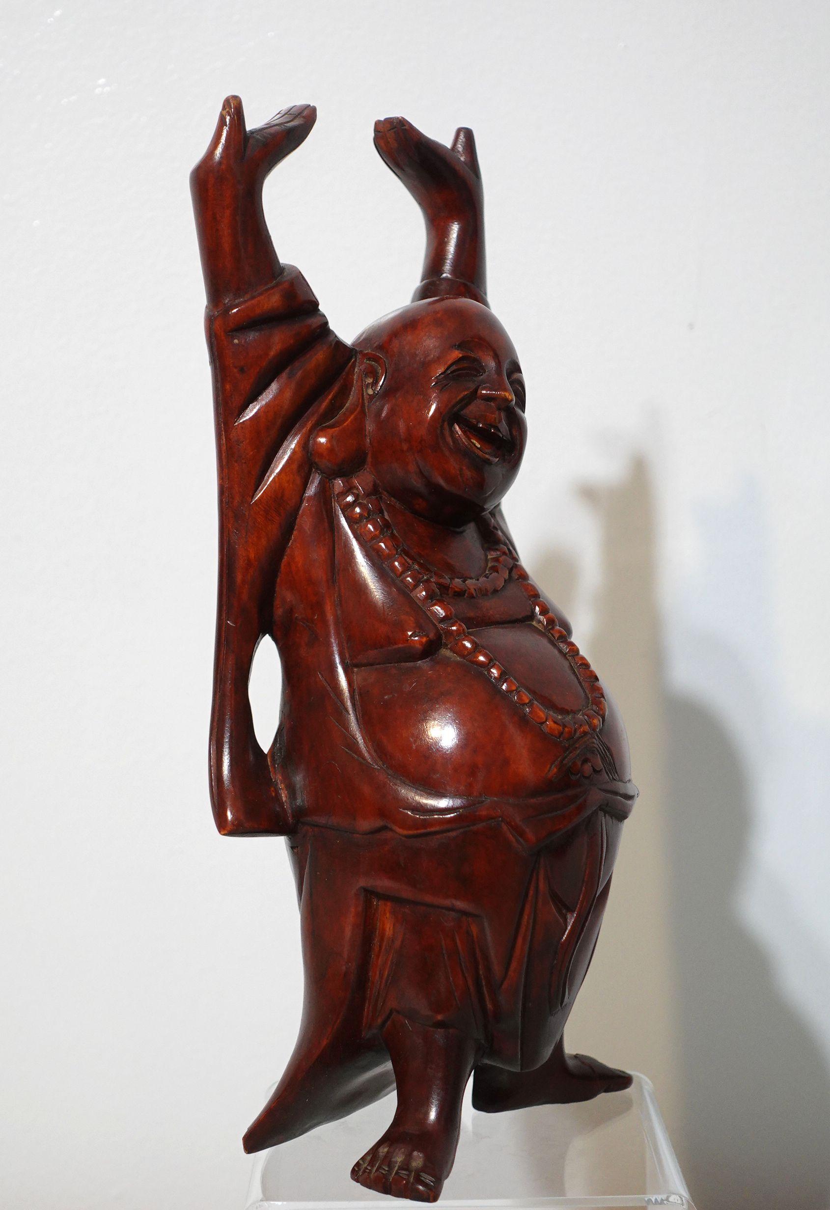 Bouddha heureux en bois sculpté avec les mains levées  Bon état - En vente à Norton, MA