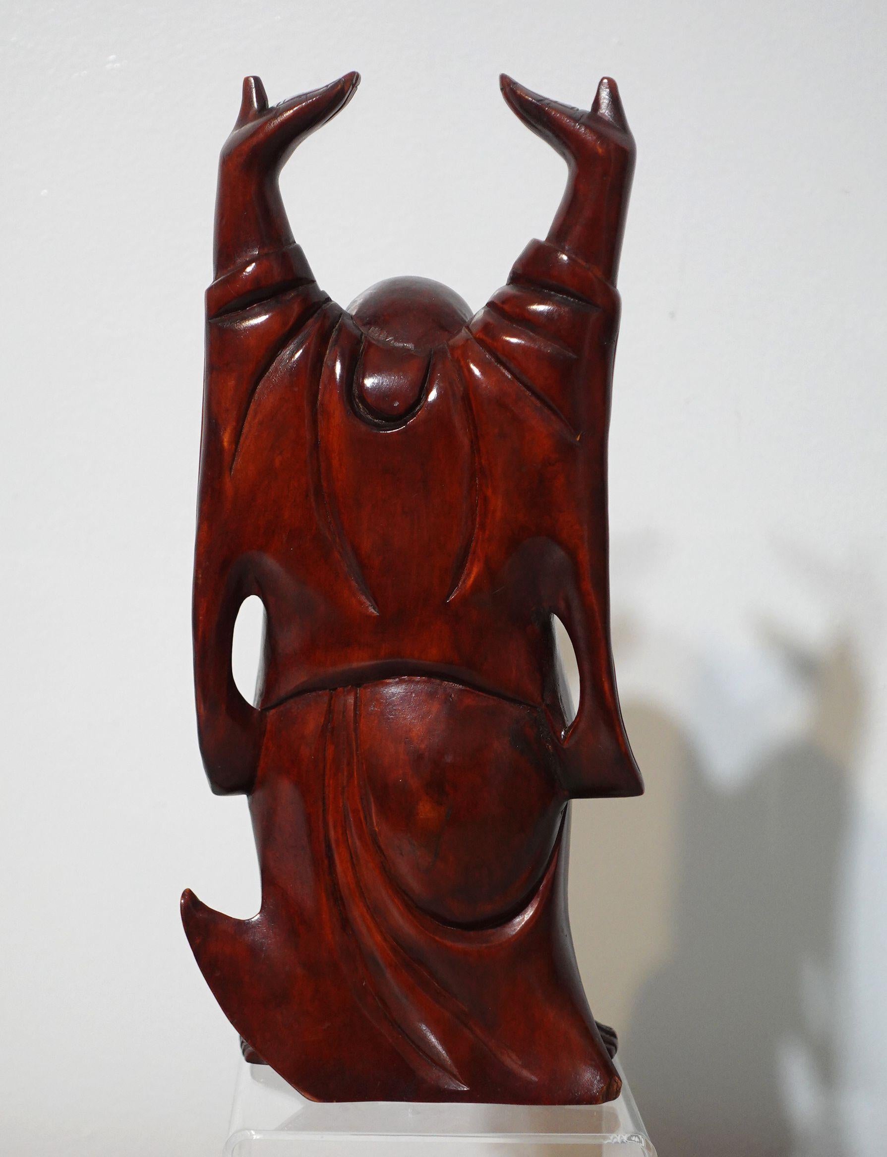 Bois Bouddha heureux en bois sculpté avec les mains levées  en vente