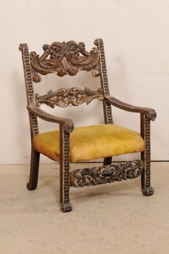Bellissima poltrona barocca italiana del XVIII secolo con dettagli intricati intagliati