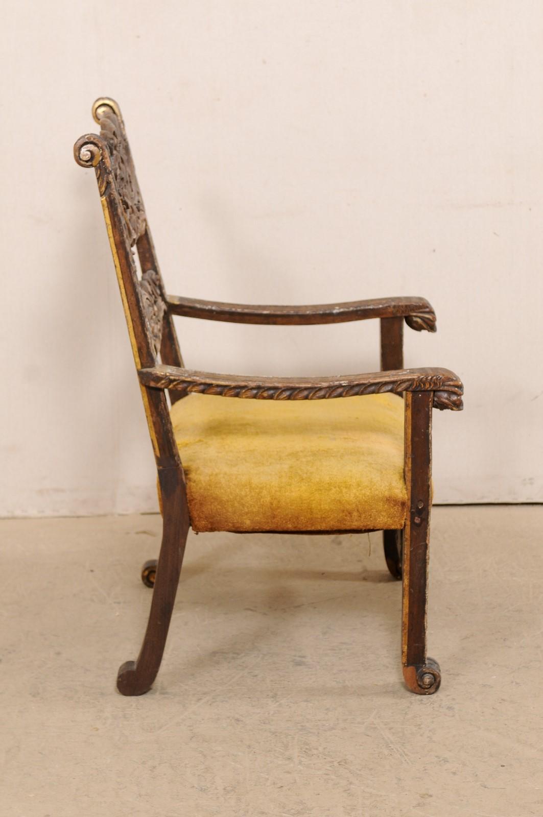 XVIIIe siècle et antérieur Magnifique fauteuil baroque italien du 18ème siècle avec détails sculptés de manière complexe en vente