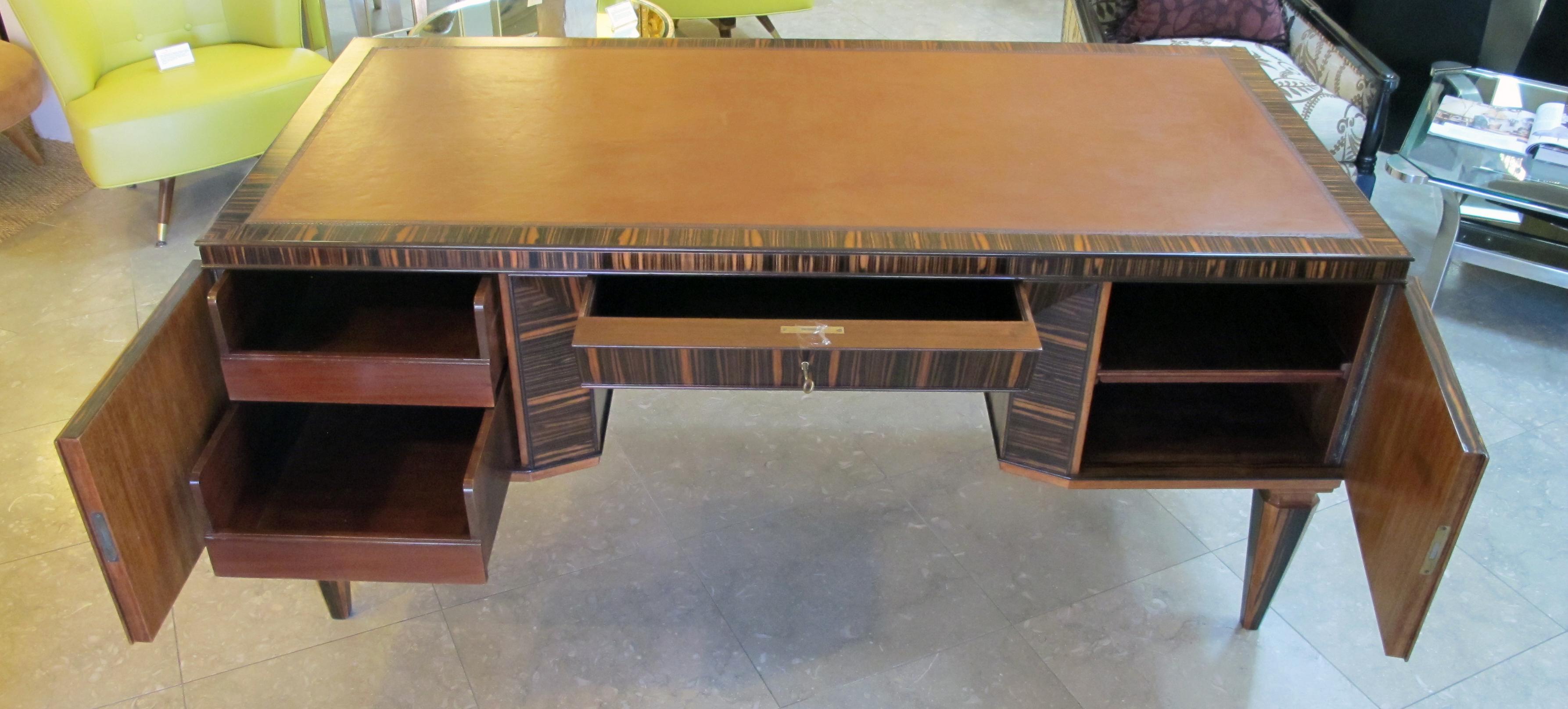 Handsome and Boldly-Scaled French Art Deco Macassar-Veneered Pedestal Desk In Good Condition In San Francisco, CA