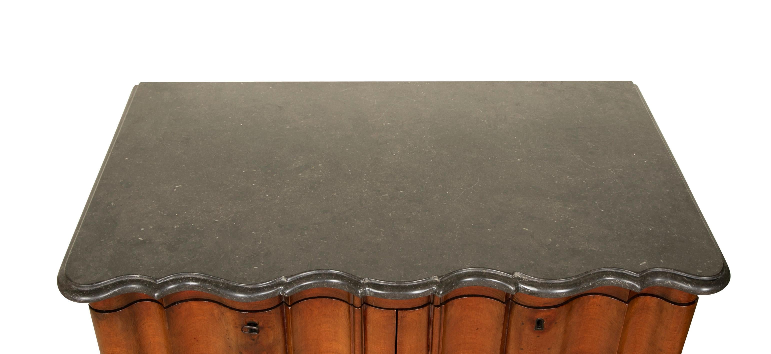 Schöne Barocktruhe mit vier Schubladen aus Nussbaumholz mit original geformter Marmorplatte im Angebot 1