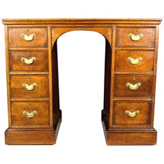 Beau et petit bureau en acajou du 19ème siècle avec trou de genou, Royaume-Uni, vers 1850