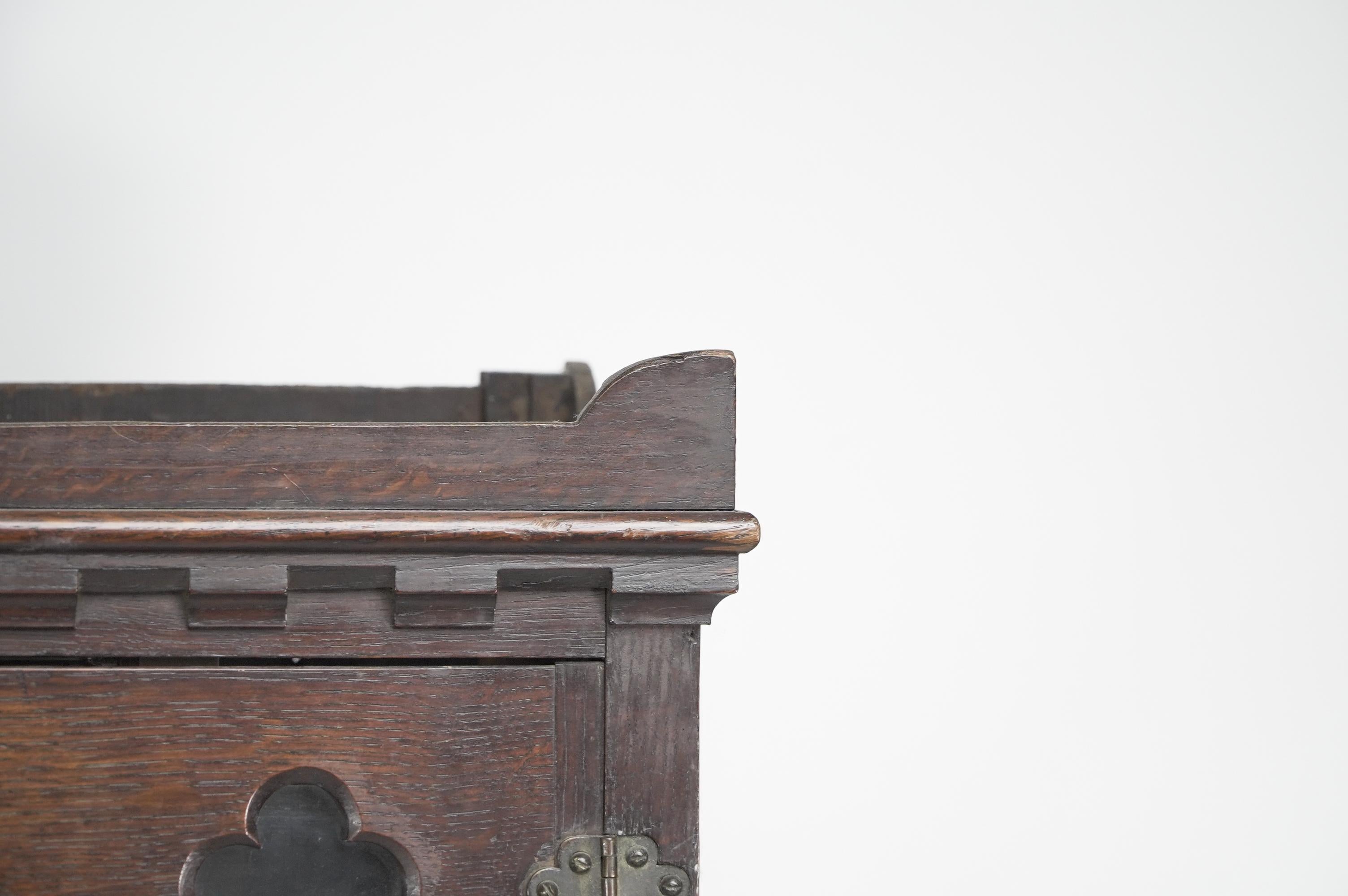 Gotisch-revivalistische Eichenvitrine mit Bogen- und Vierblattzier auf einem Stand. (Eichenholz) im Angebot