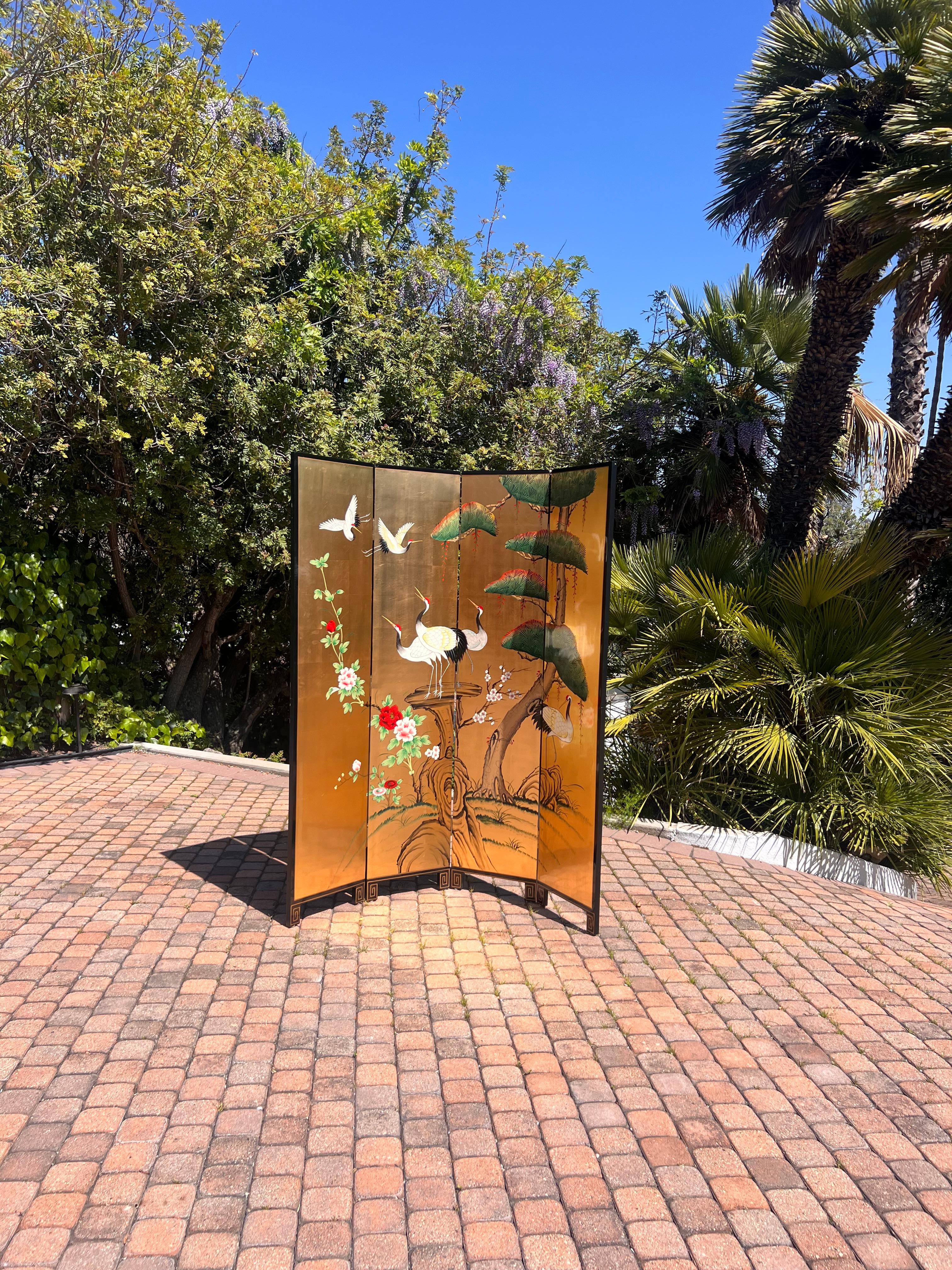 Chinoiserie A handsome hand-painted oriental screen / room divider, 20th century For Sale