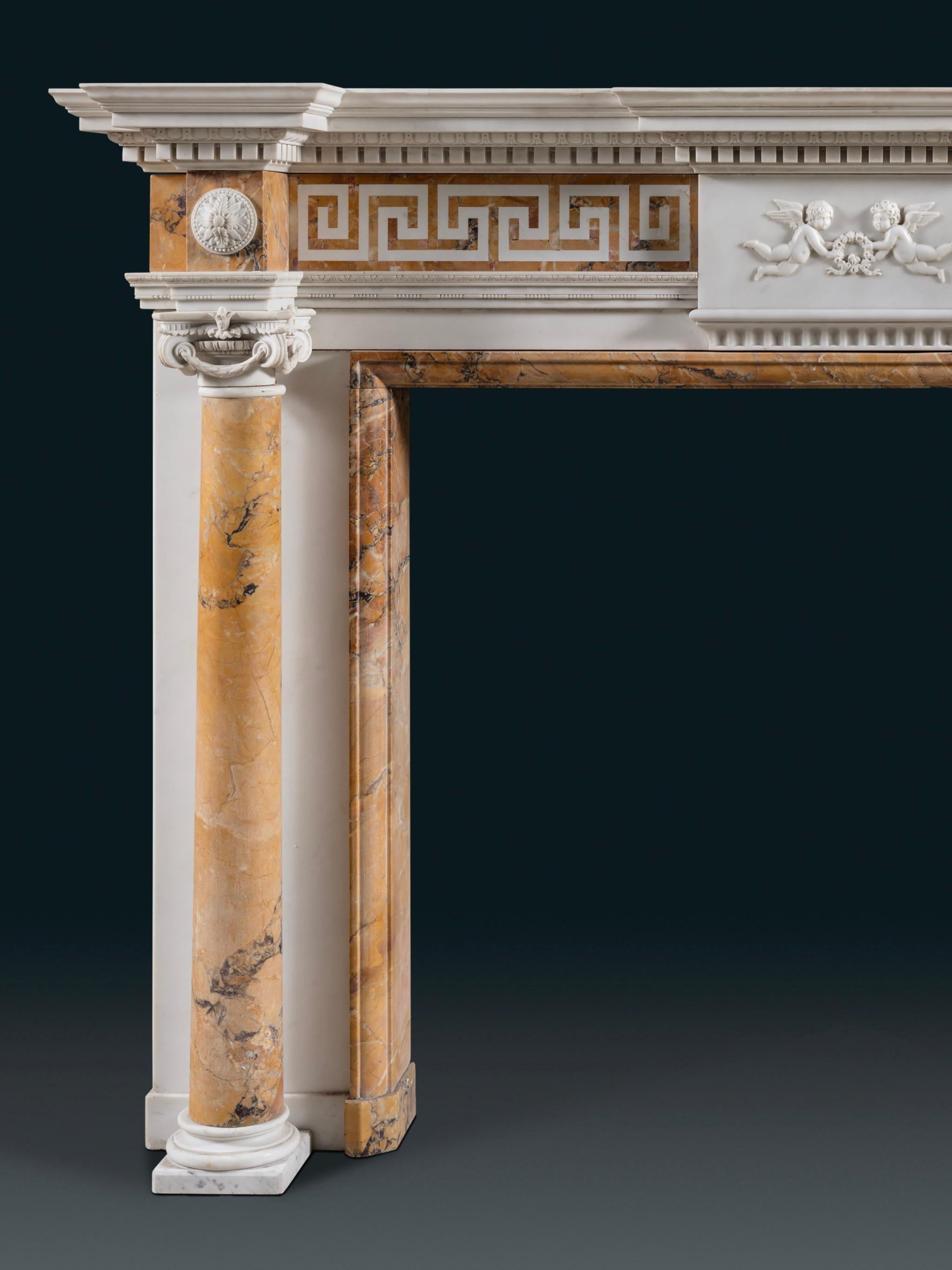 Une belle cheminée en marbres italiens Statuaire et Convent Sienna, vers 1860. Les jambages sont en forme de colonnes ioniques arrondies en marbre de Sienne, détachées de la pièce et terminées par des chapiteaux ioniques finement sculptés montrant