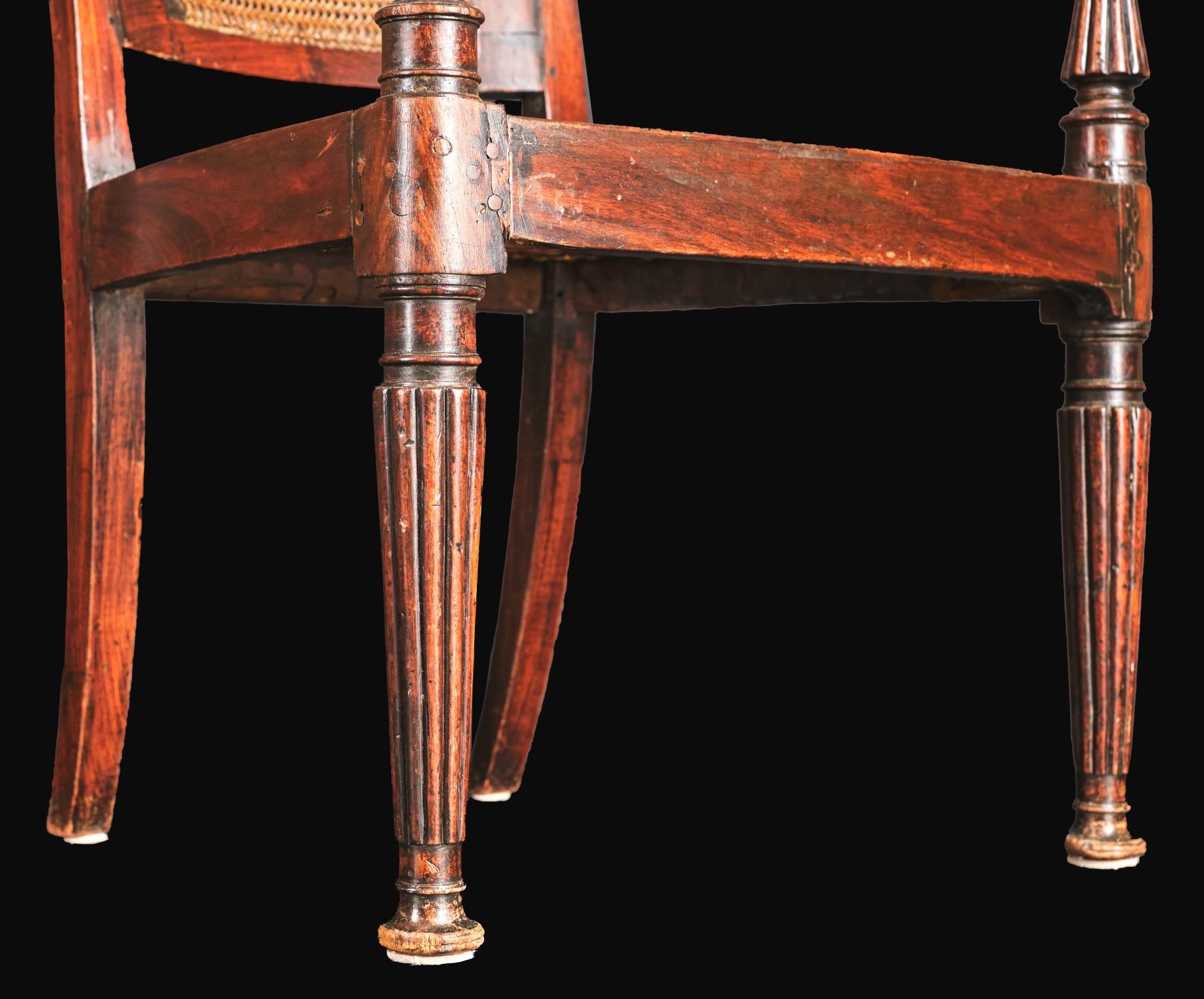 Indien Belle paire de fauteuils anglo-indiens en bois de padouk du 19ème siècle, vers 1830 en vente