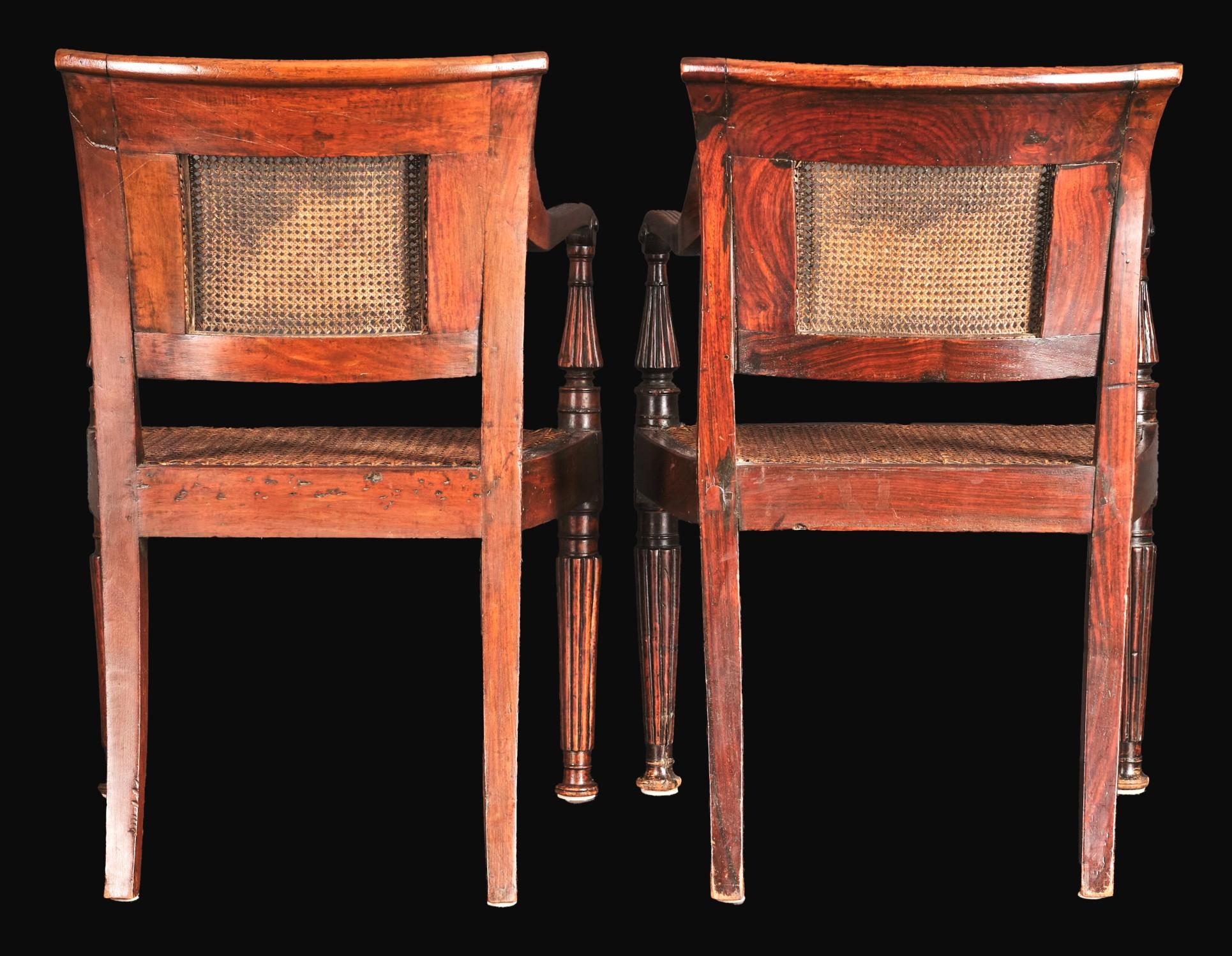 Vannerie Belle paire de fauteuils anglo-indiens en bois de padouk du 19ème siècle, vers 1830 en vente