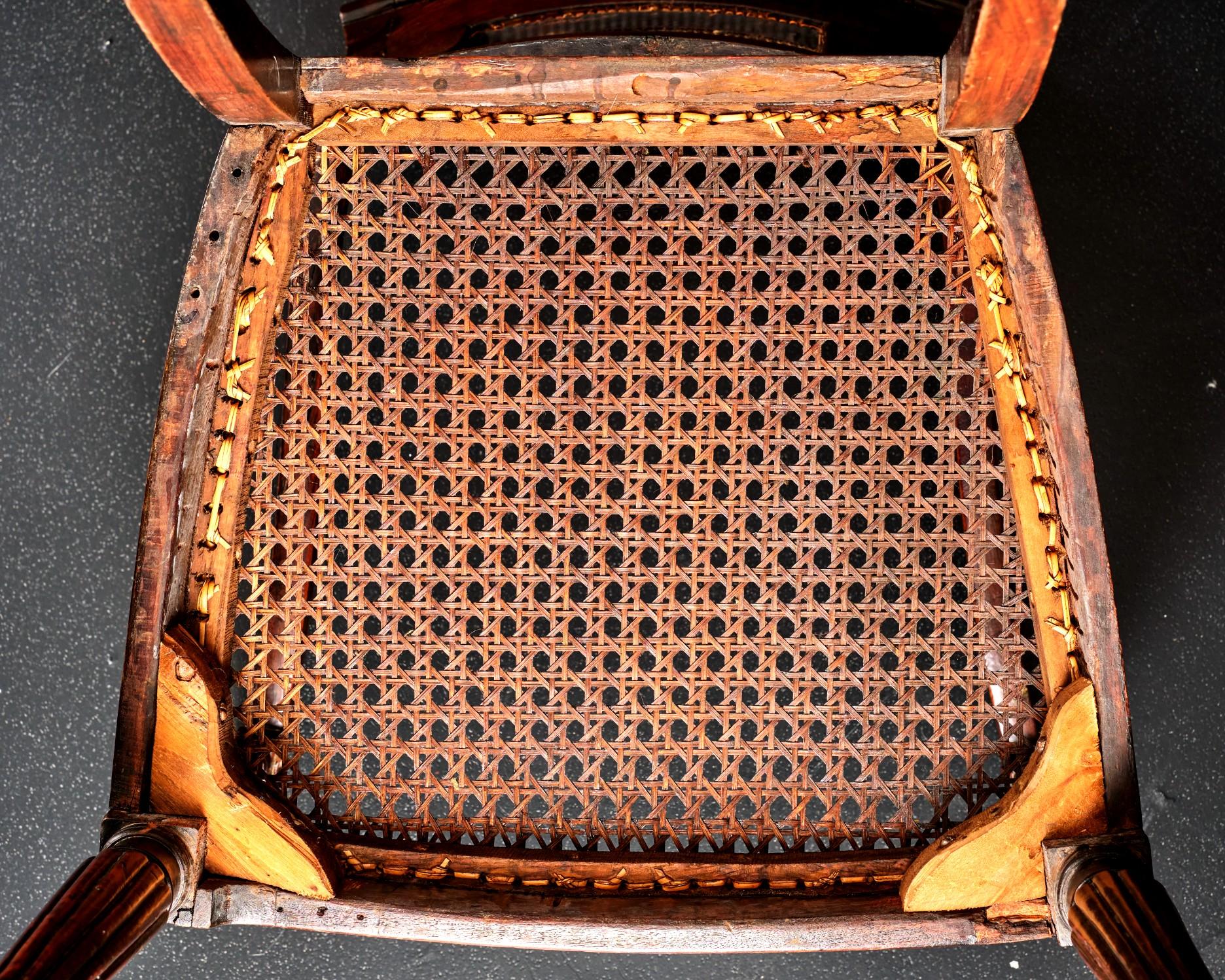 XIXe siècle Belle paire de fauteuils anglo-indiens en bois de padouk du 19ème siècle, vers 1830 en vente