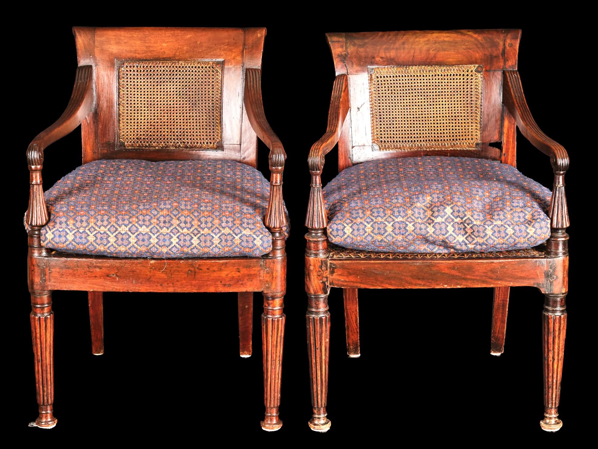 Padouk Belle paire de fauteuils anglo-indiens en bois de padouk du 19ème siècle, vers 1830 en vente
