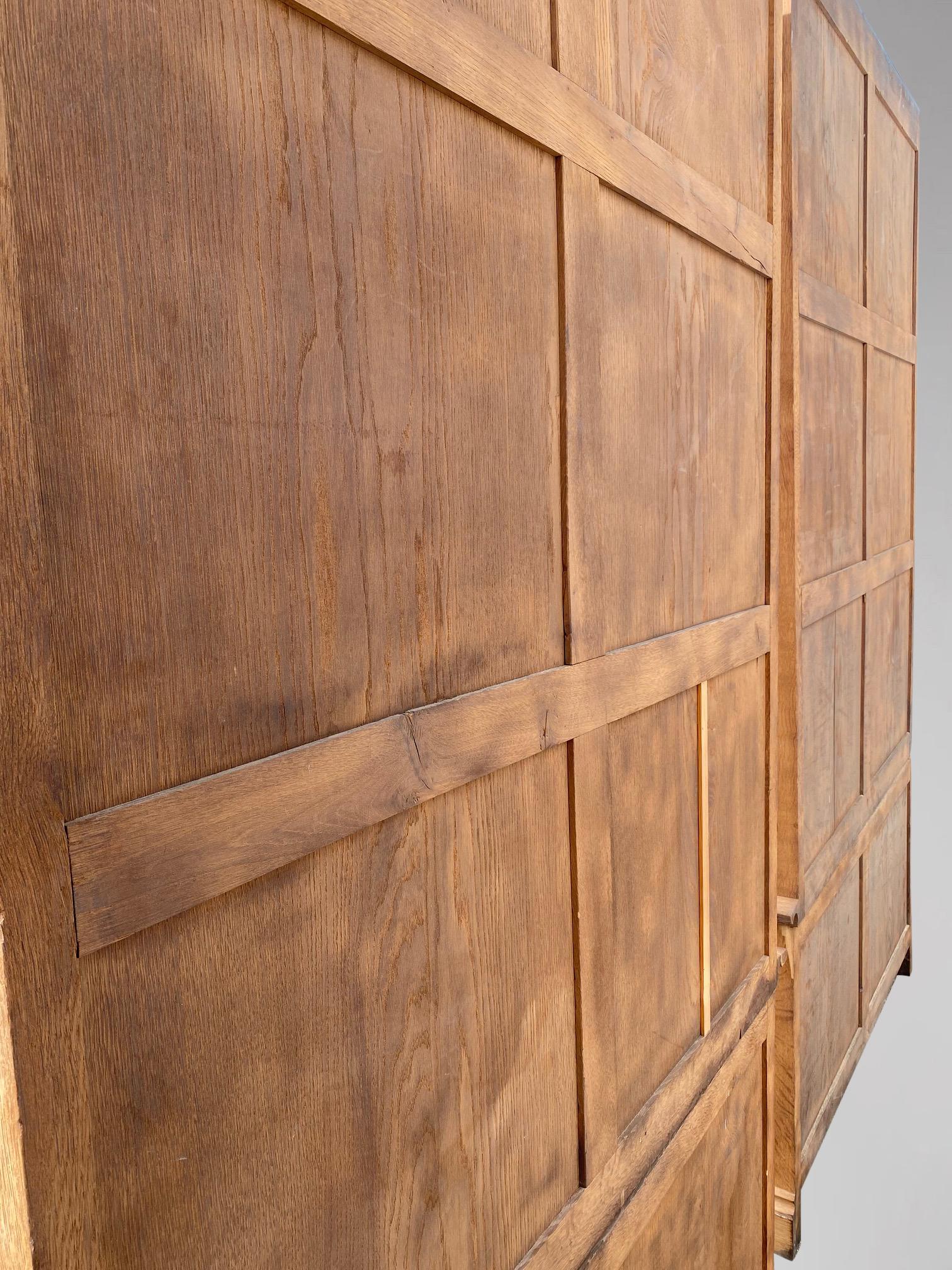 Handsome Pair of French 19th Century Linenfold Carved Oak Bookcase Cabinets In Good Condition In Petworth,West Sussex, GB